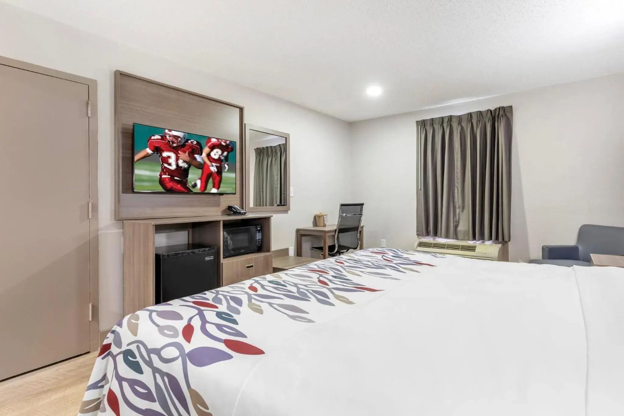 Deluxe King Room Non-Smoking in Red Roof Inn & Suites Newport News Deluxe King Room Non-Smoking in Red Roof Inn & Suites Newport News