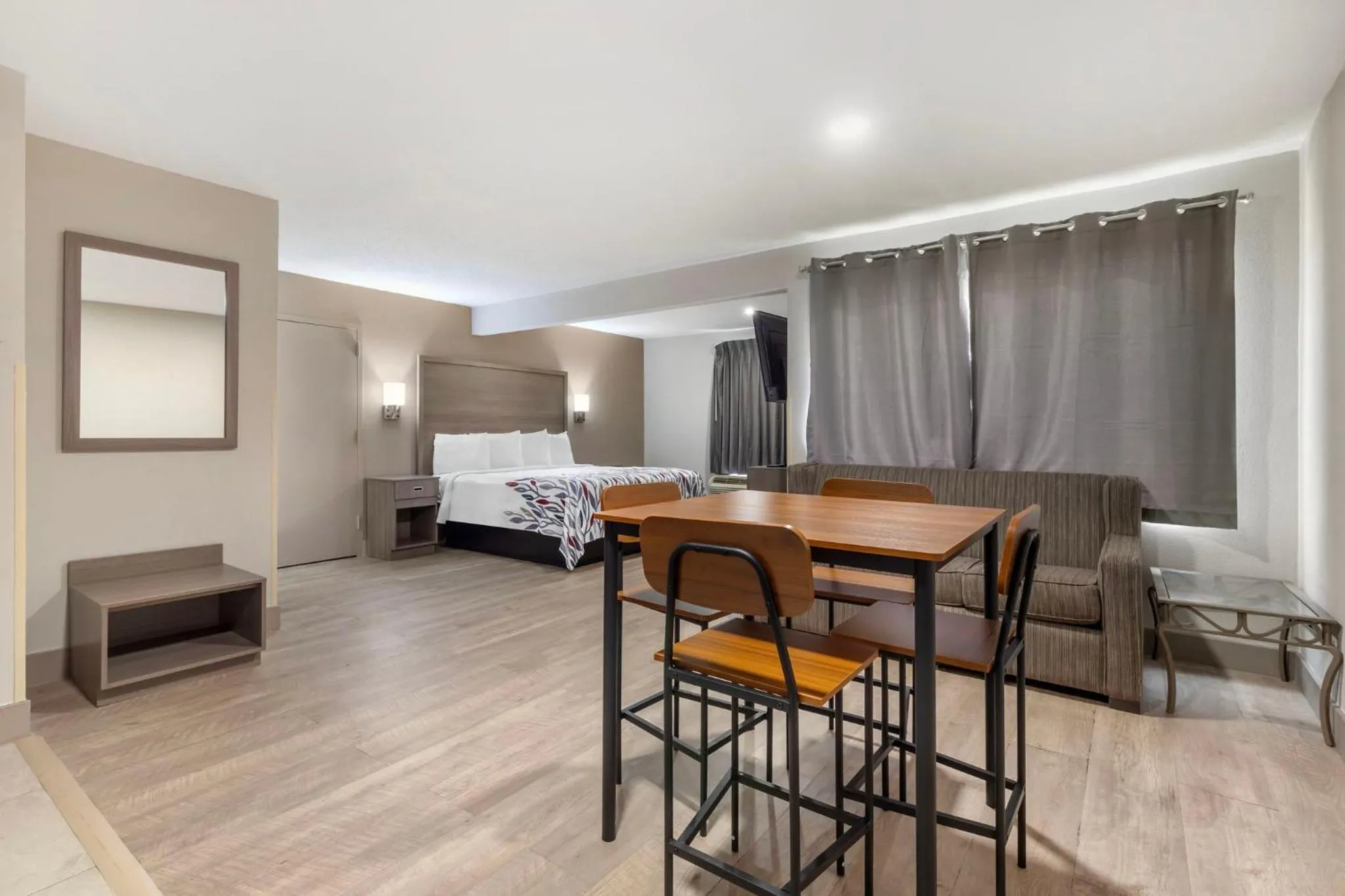 Photo of the whole room, Bed in Red Roof Inn & Suites Newport News