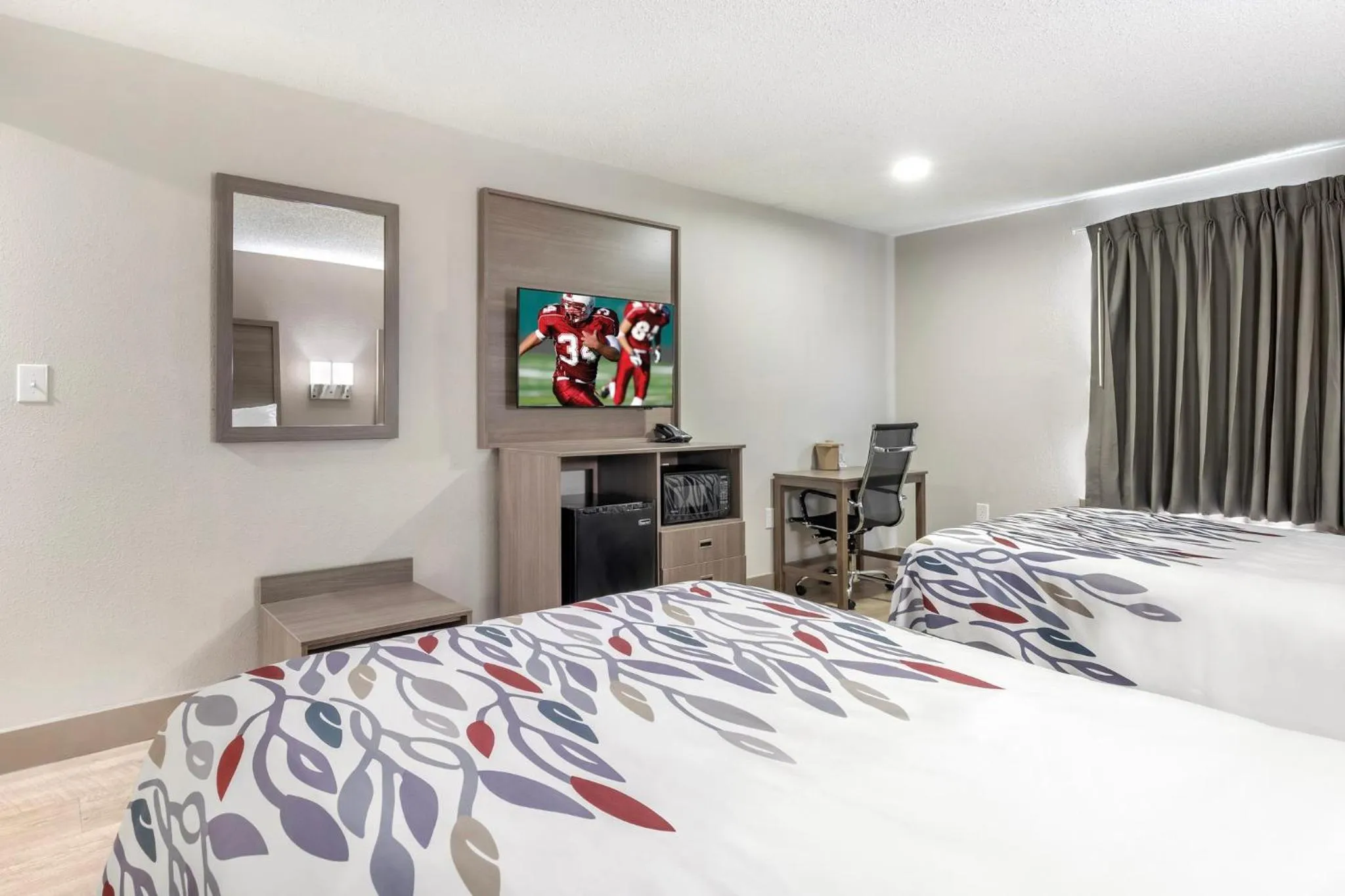 Photo of the whole room, Bed in Red Roof Inn & Suites Newport News