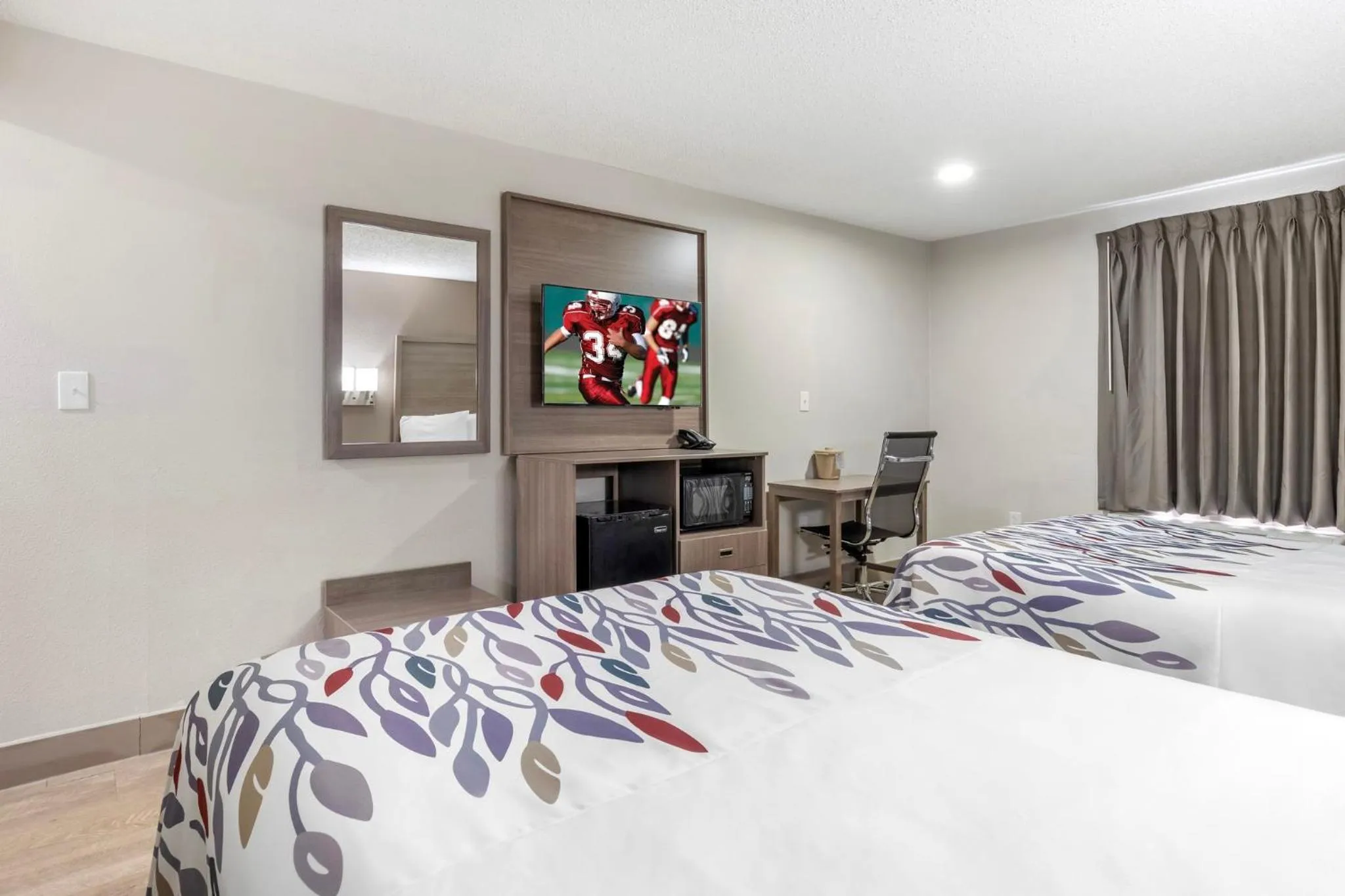 Photo of the whole room, Bed in Red Roof Inn & Suites Newport News