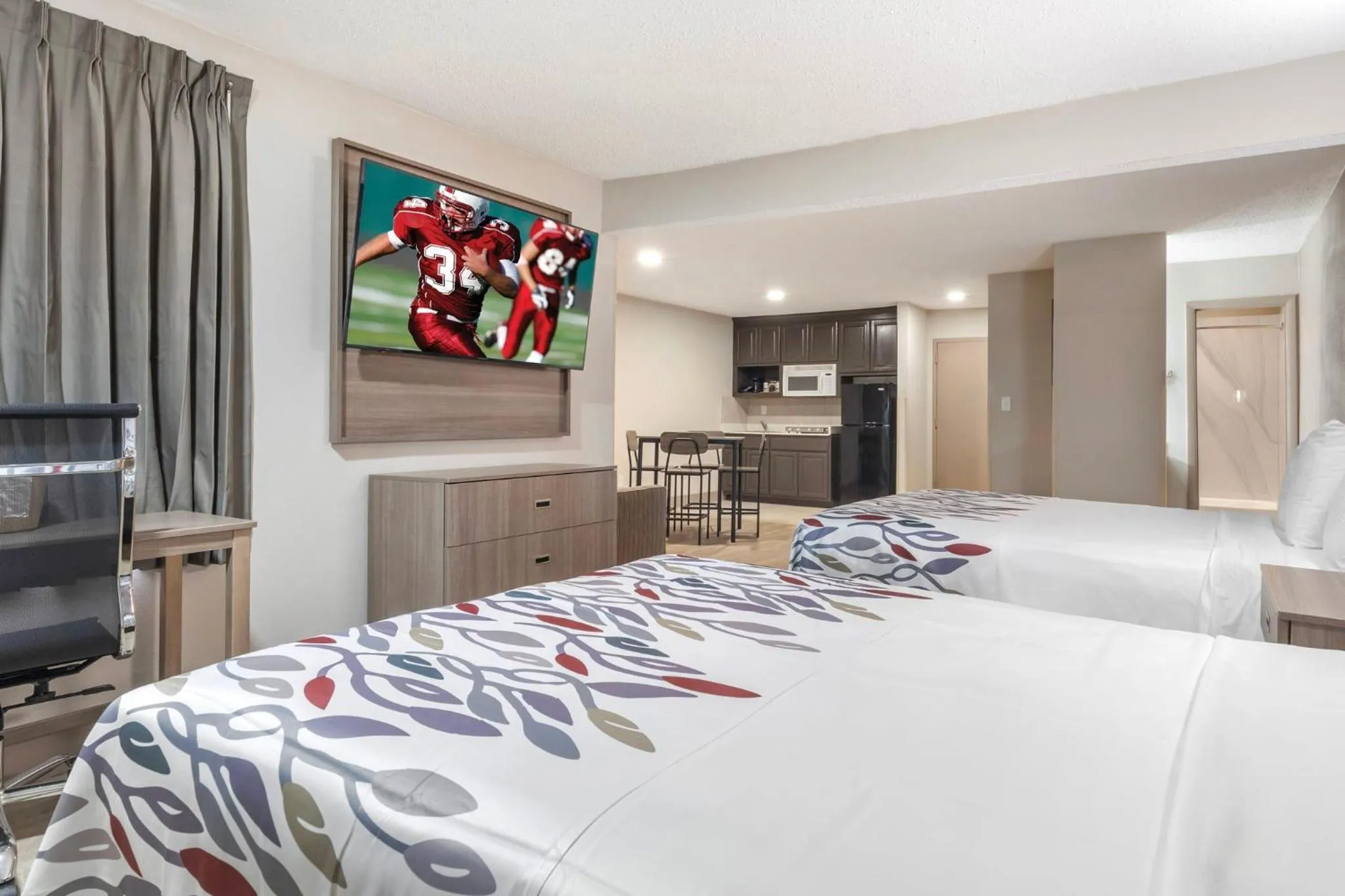 Photo of the whole room, Bed in Red Roof Inn & Suites Newport News