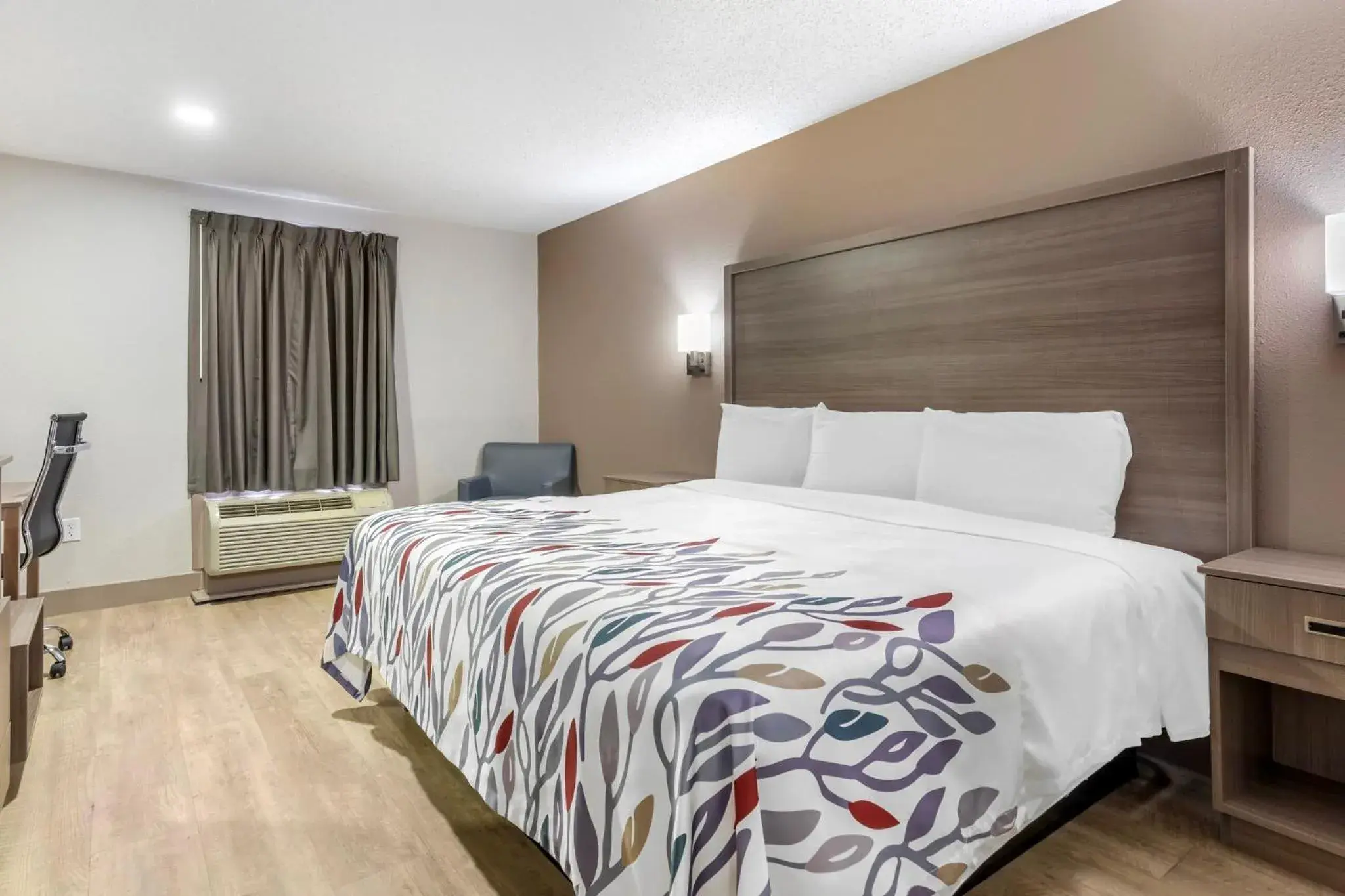 Superior King Room Non-Smoking in Red Roof Inn & Suites Newport News Superior King Room Non-Smoking in Red Roof Inn & Suites Newport News