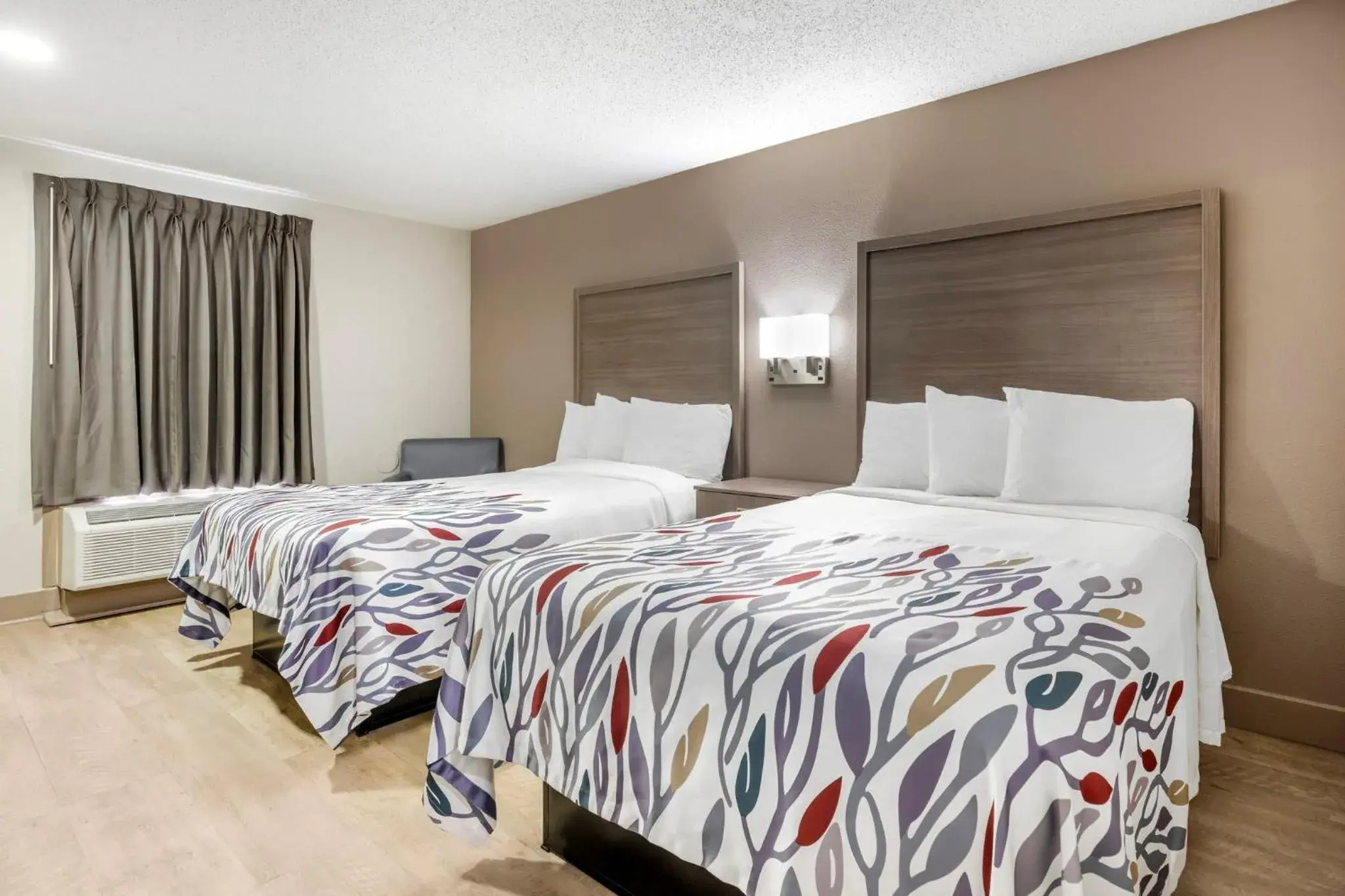 Deluxe Room with Two Double Beds Non-Smoking in Red Roof Inn & Suites Newport News Deluxe Room with Two Double Beds Non-Smoking in Red Roof Inn & Suites Newport News