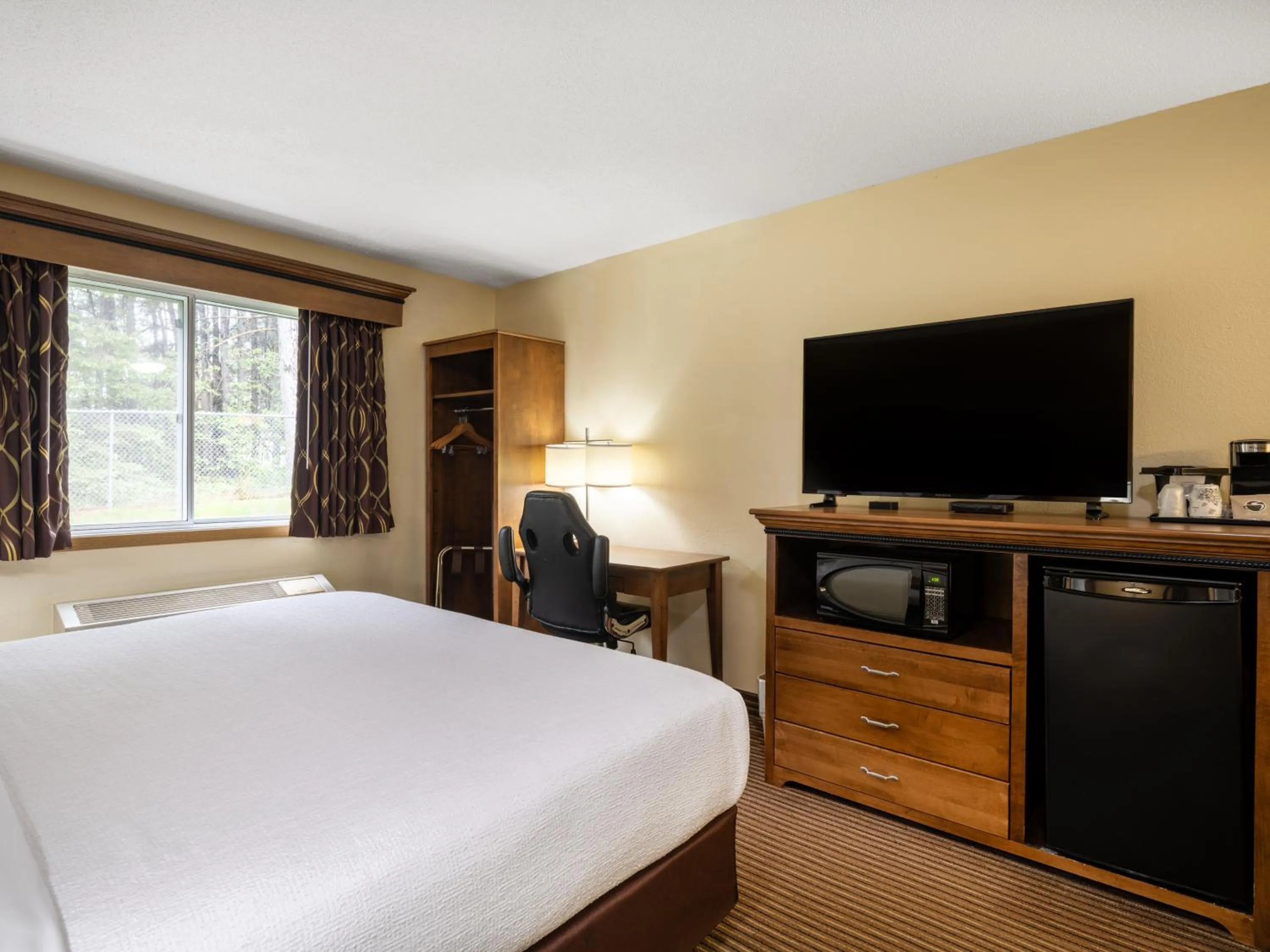 TV and multimedia, Bed in Country Inn Two Harbors