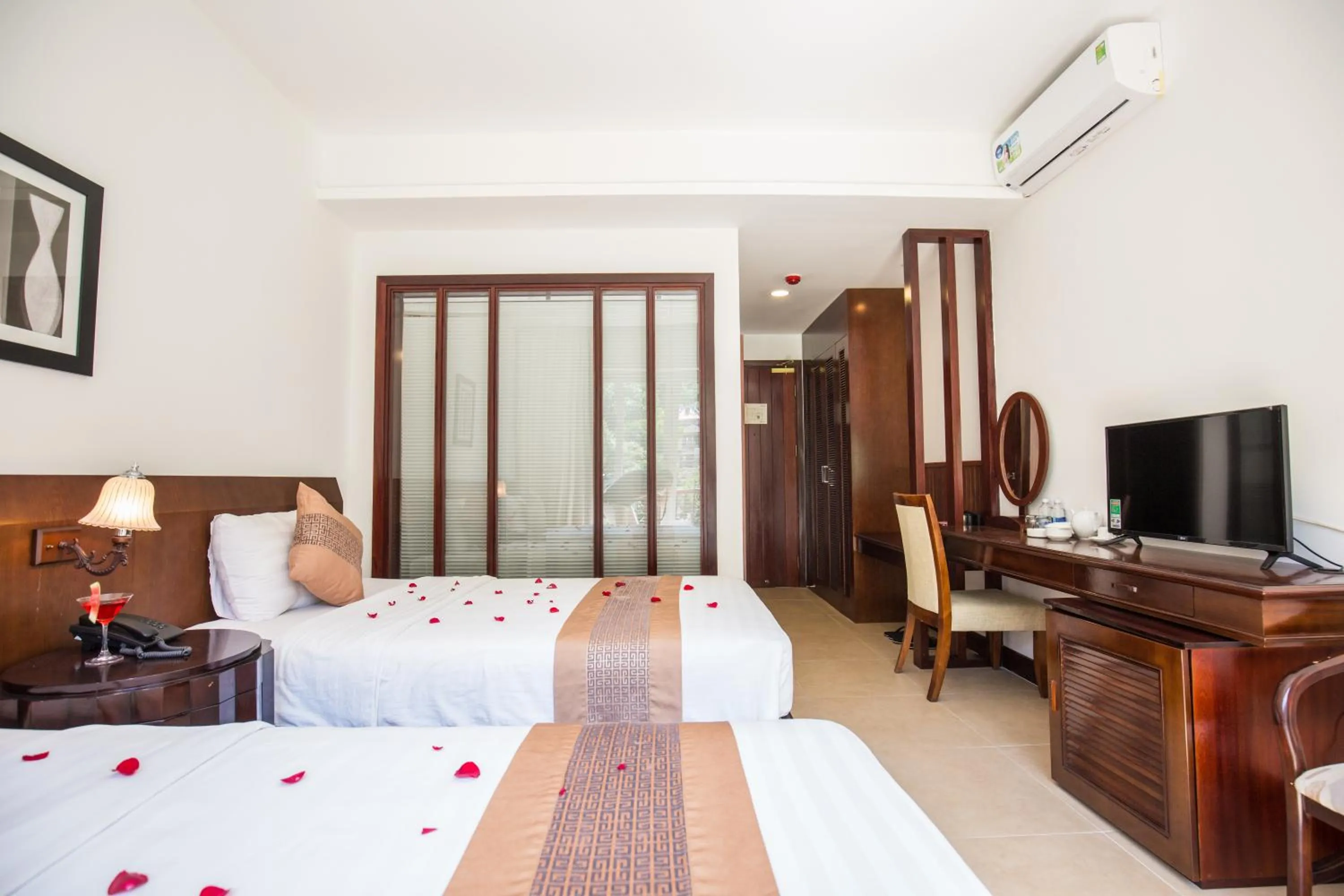 Communal lounge/ TV room, TV/Entertainment Center in Sea Mountain Boutique Hotel & Villa