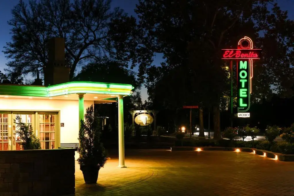 Deluxe King Room in El Bonita Motel Deluxe King Room in El Bonita Motel