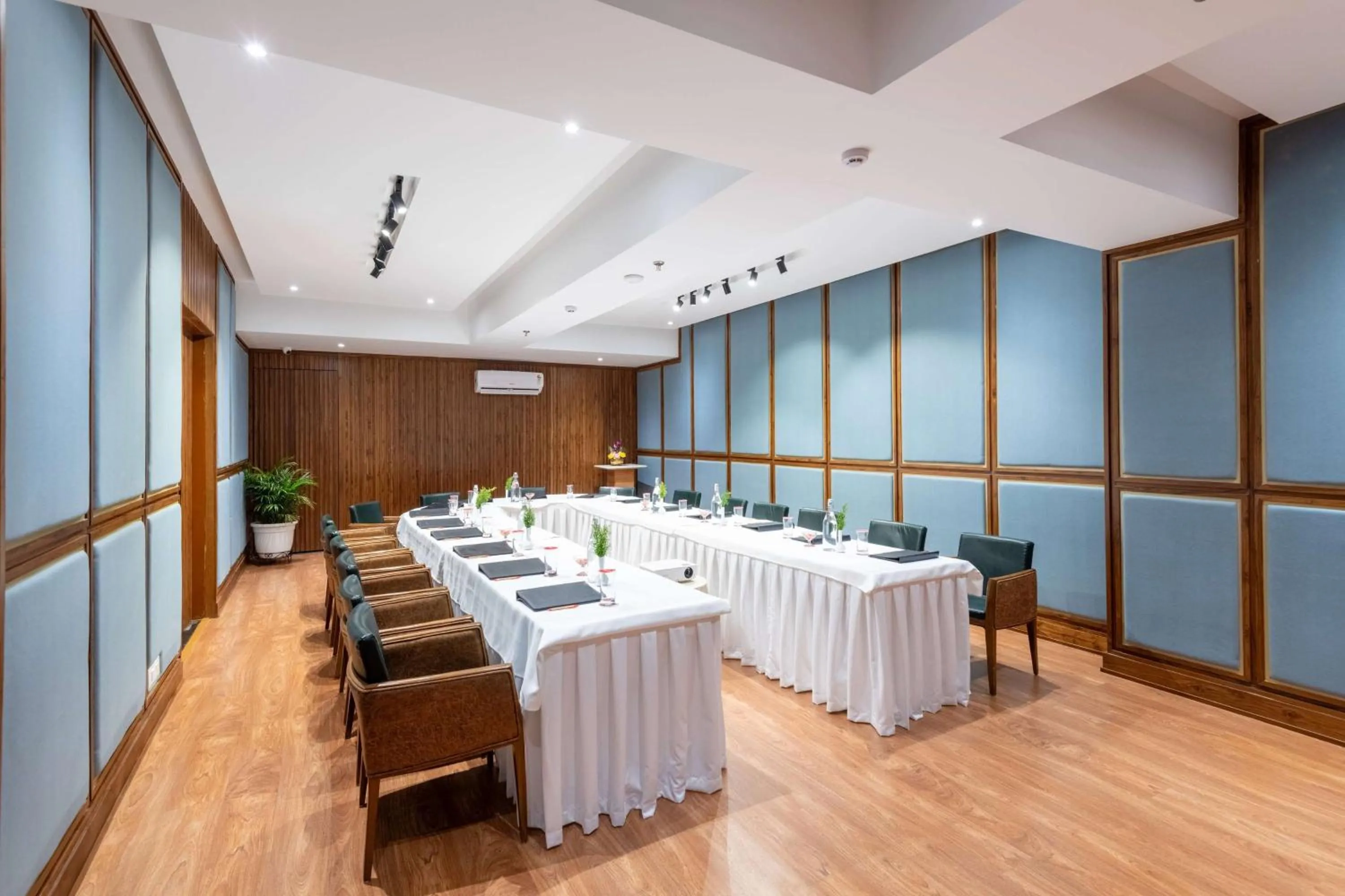 Meeting/conference room in Ramada by Wyndham Kasauli