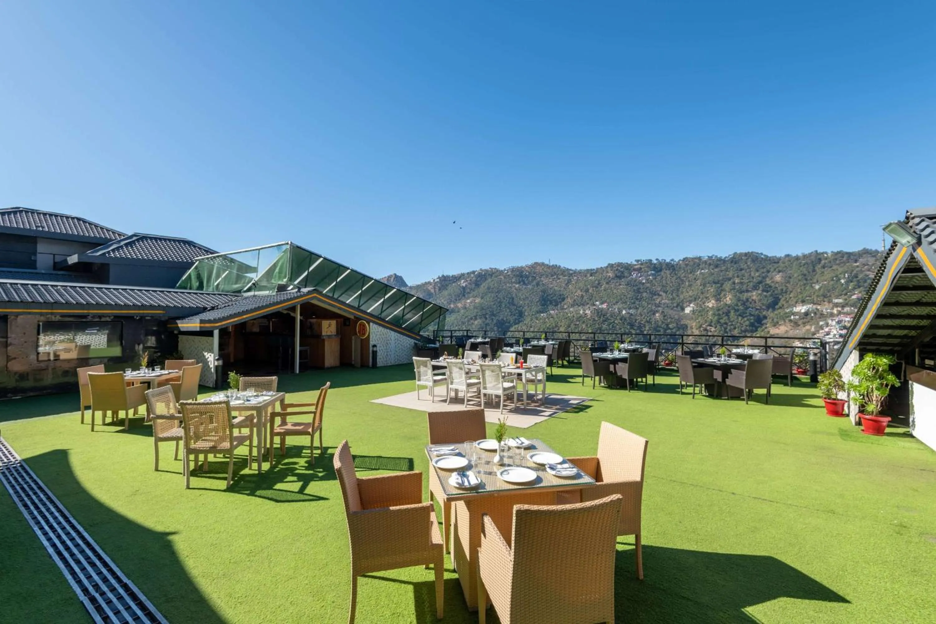 Restaurant/places to eat in Ramada by Wyndham Kasauli