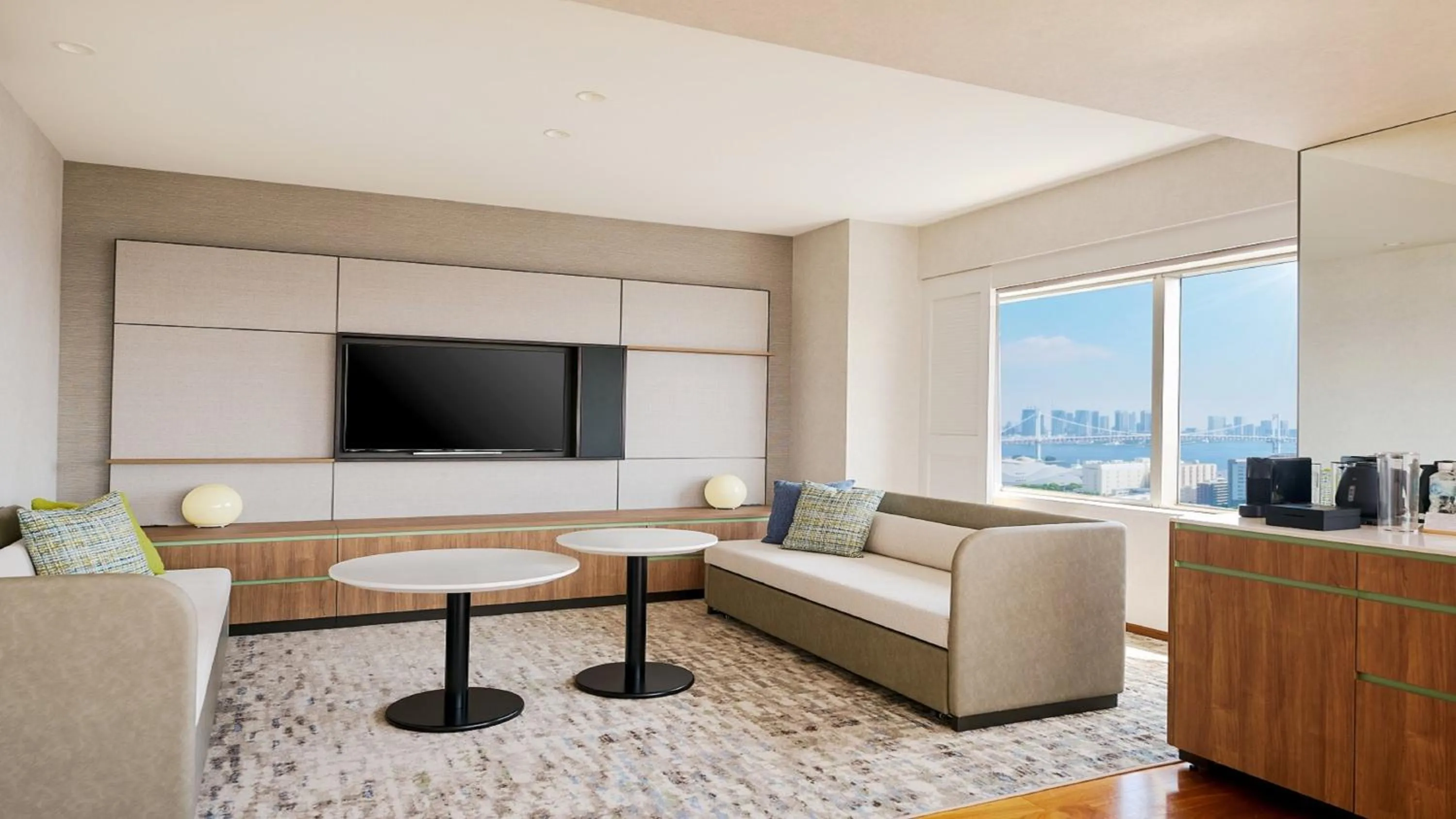 Photo of the whole room in ANA Holiday Inn Tokyo Bay by IHG