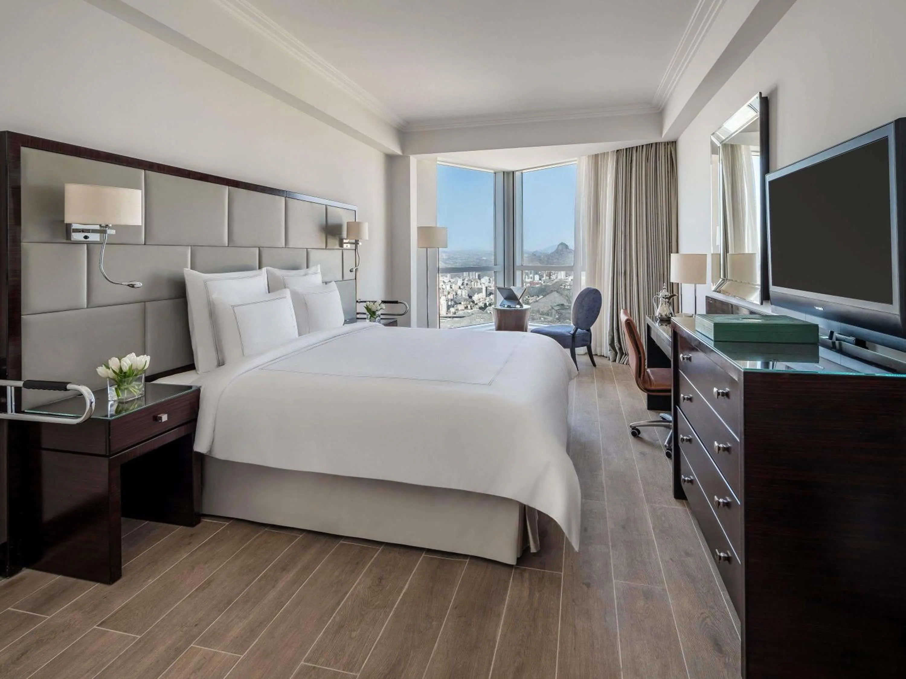 Bedroom, Bed in Swissotel Makkah