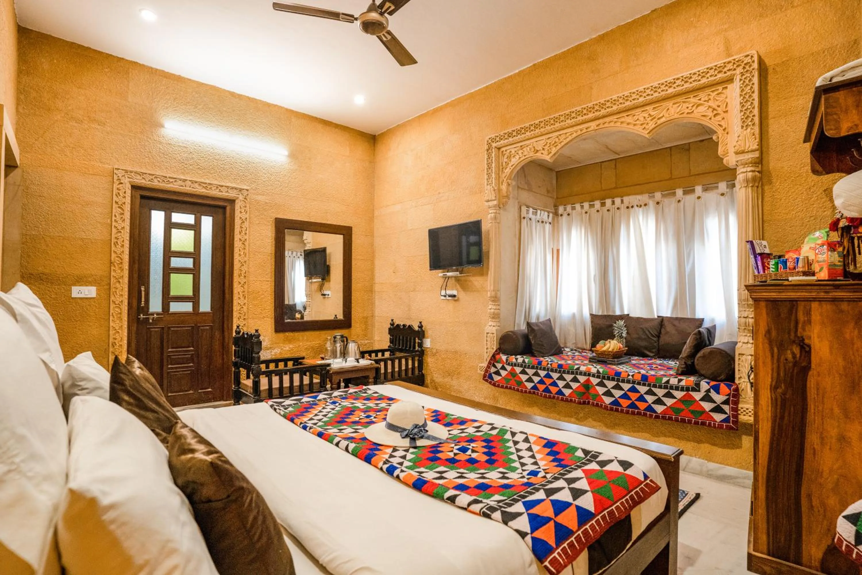 Communal lounge/ TV room, Bed in Hotel Royal Villa Jaisalmer