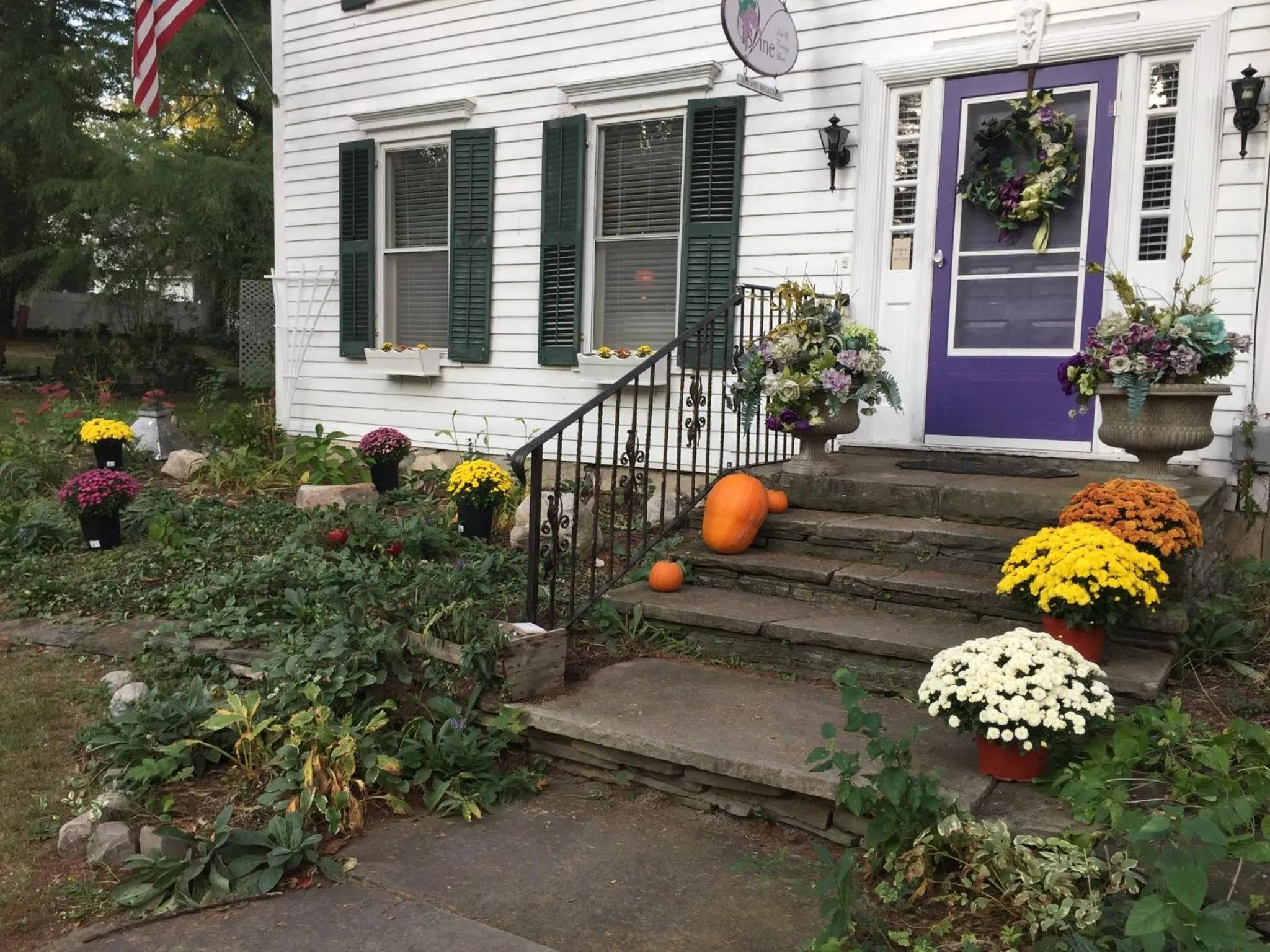 Facade/entrance in 18 Vine Inn & Carriage House