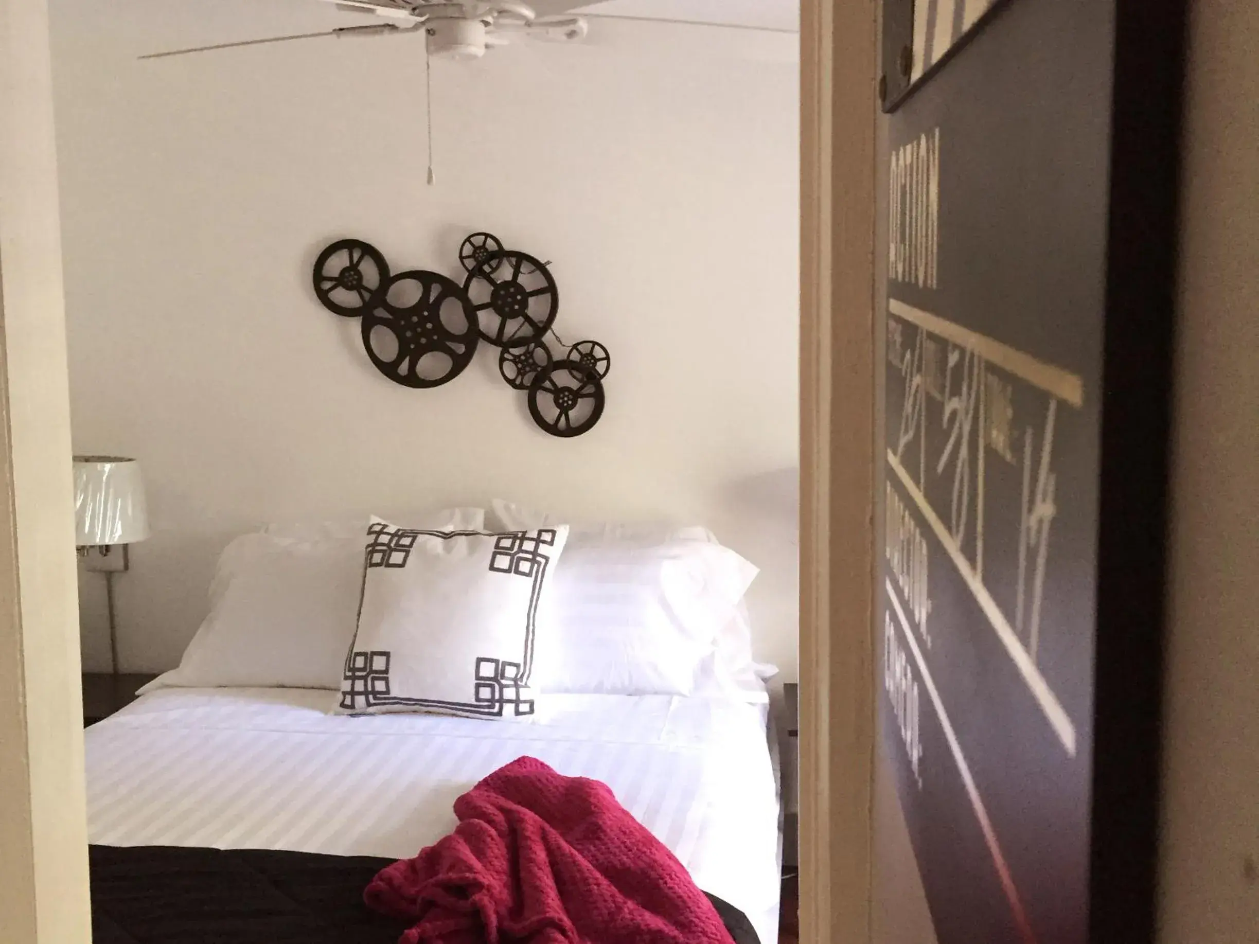 Queen Suite with Pool View in 18 Vine Inn & Carriage House Queen Suite with Pool View in 18 Vine Inn & Carriage House