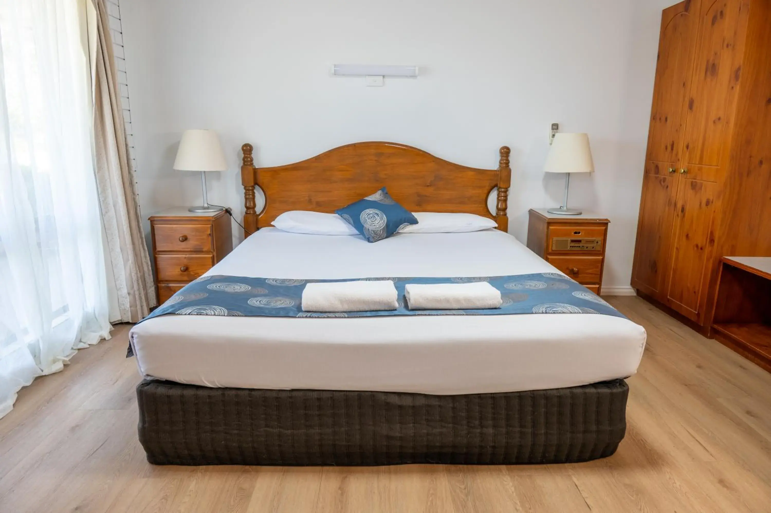 King Room with Spa Bath in Tumut Valley Motel Pet Friendly King Room with Spa Bath in Tumut Valley Motel Pet Friendly