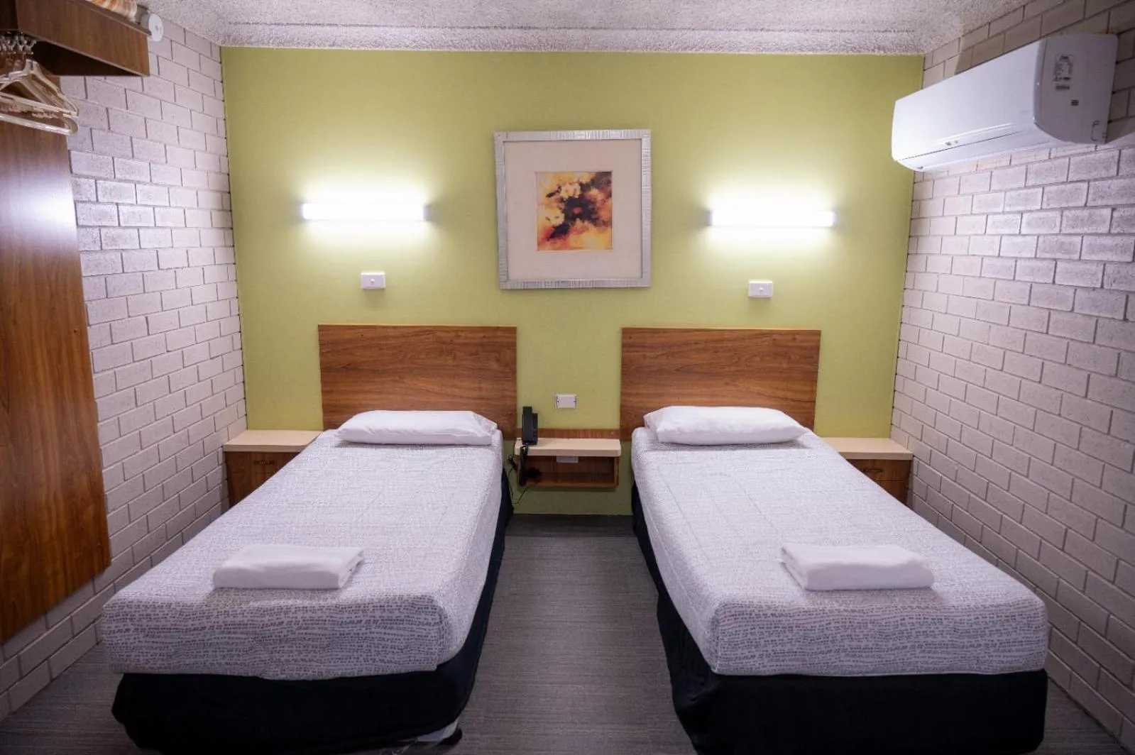 Bed in Tumut Valley Motel Pet Friendly