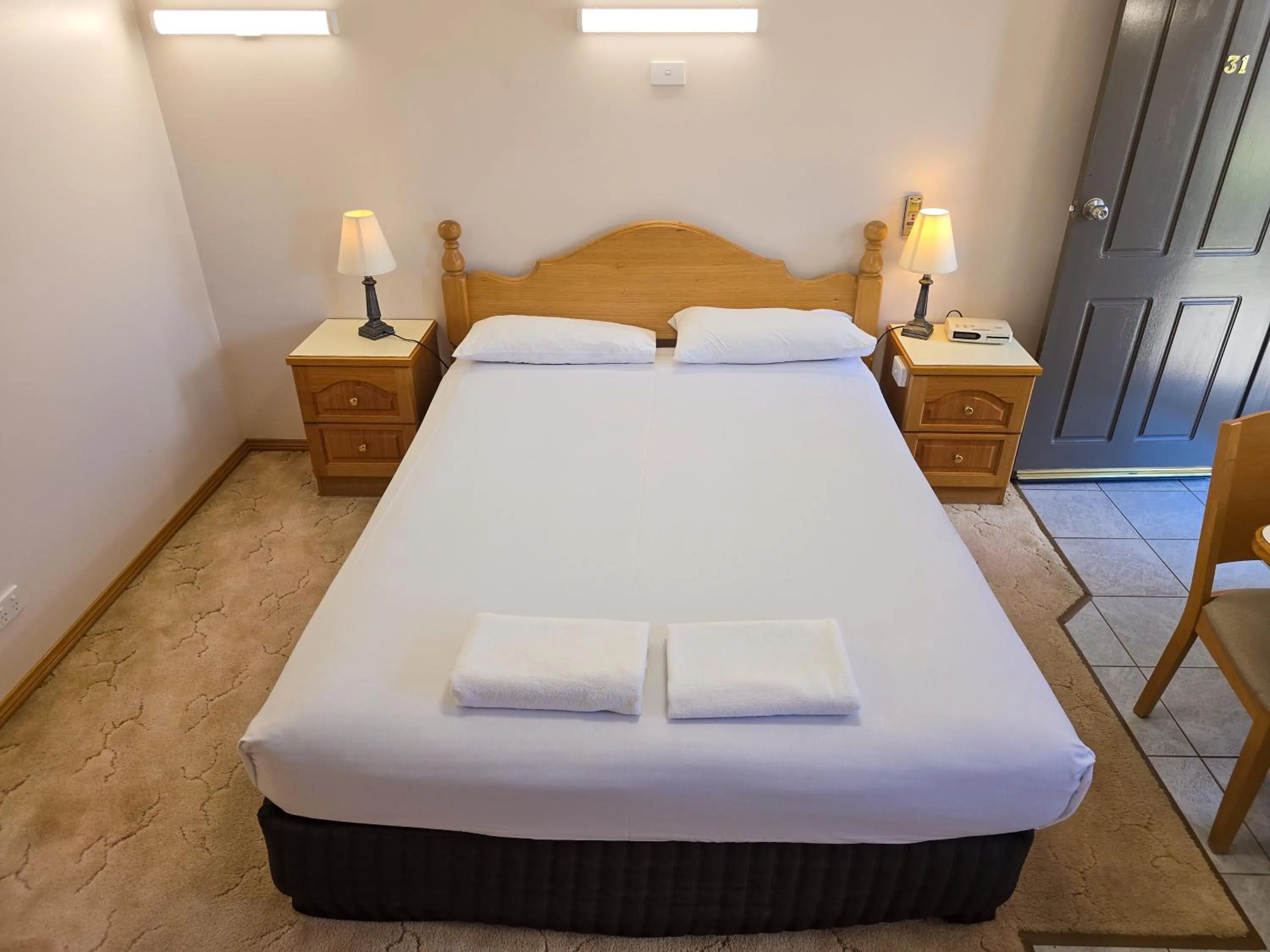 Bed in Tumut Valley Motel Pet Friendly