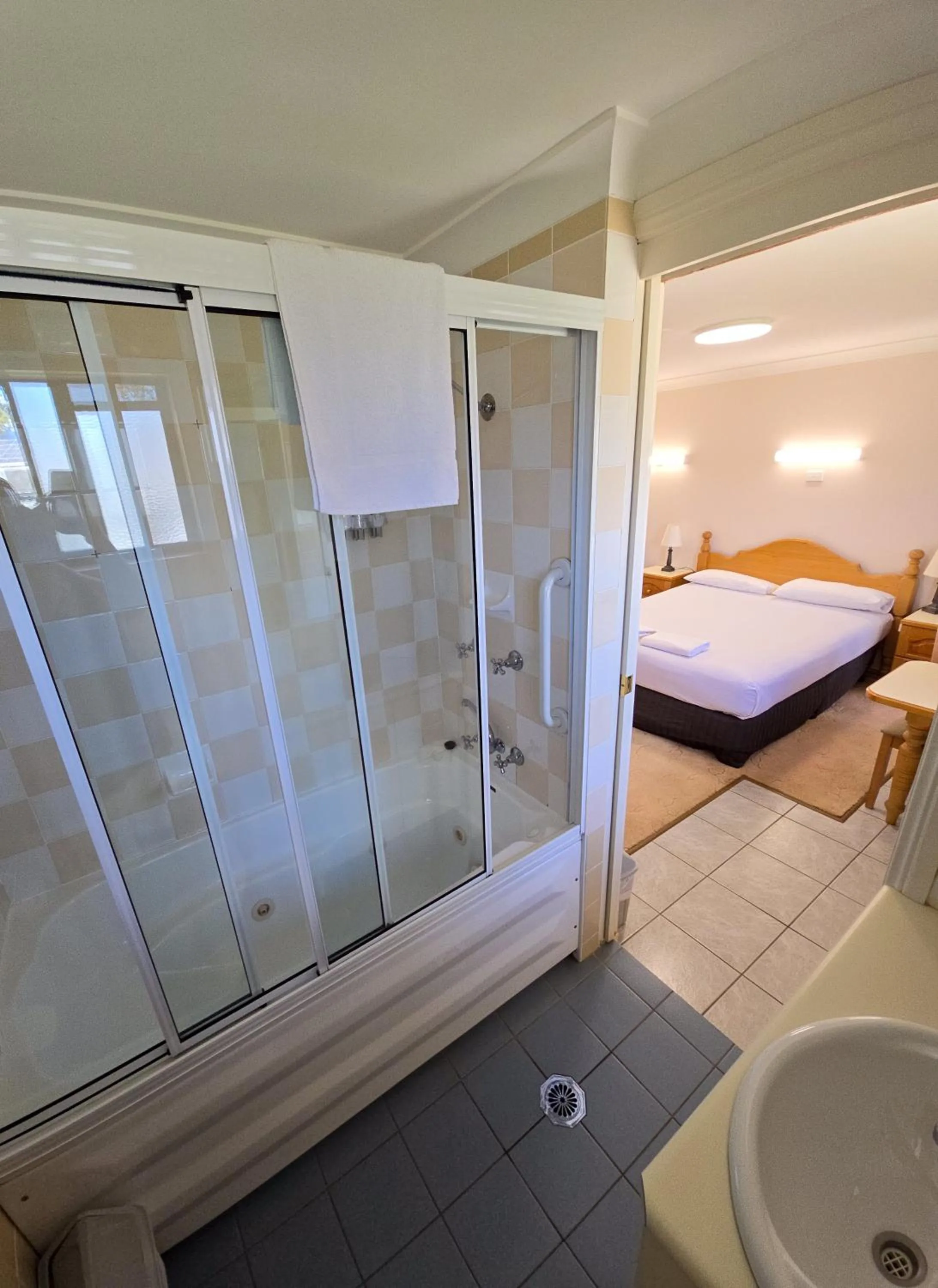 Bed in Tumut Valley Motel Pet Friendly