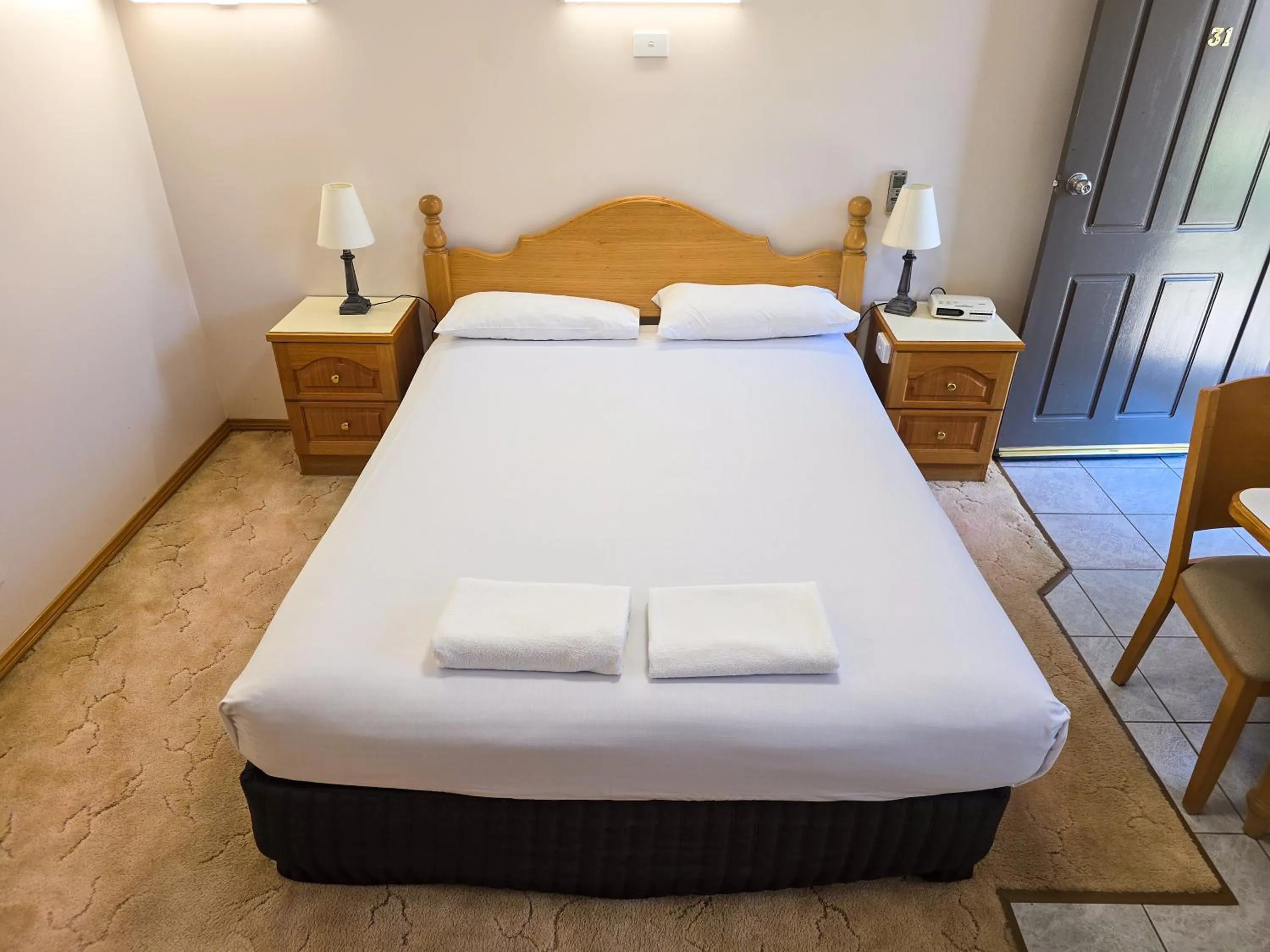 Bed in Tumut Valley Motel Pet Friendly