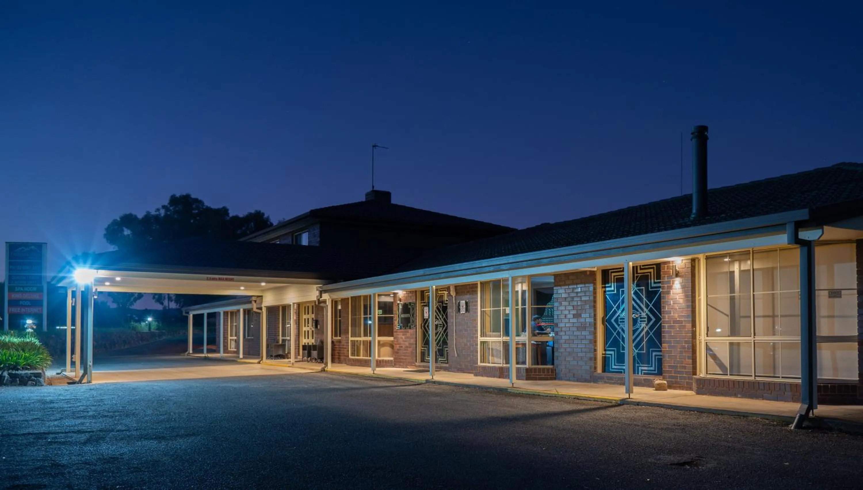 Property building in Tumut Valley Motel Pet Friendly