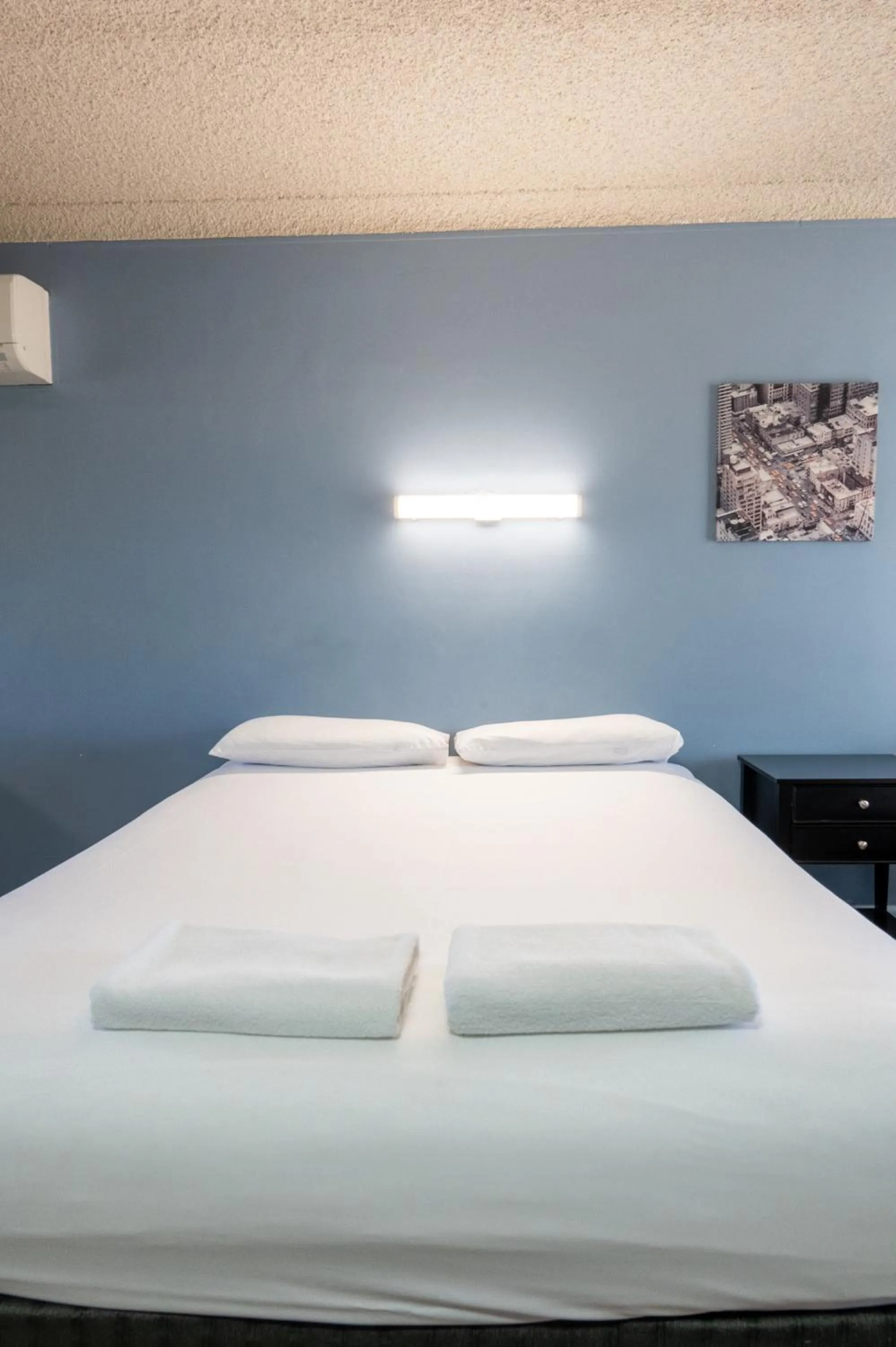 Bed in Tumut Valley Motel Pet Friendly