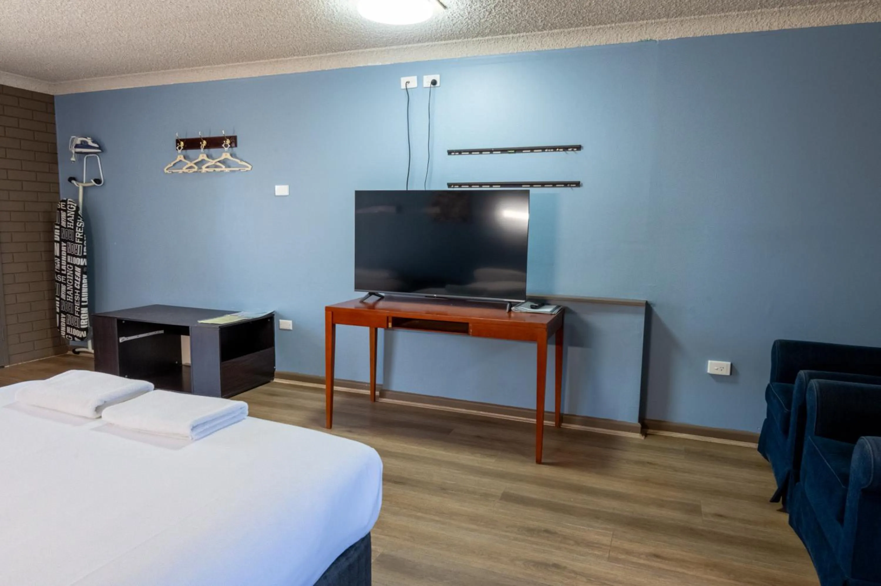 Communal lounge/ TV room, Bed in Tumut Valley Motel Pet Friendly