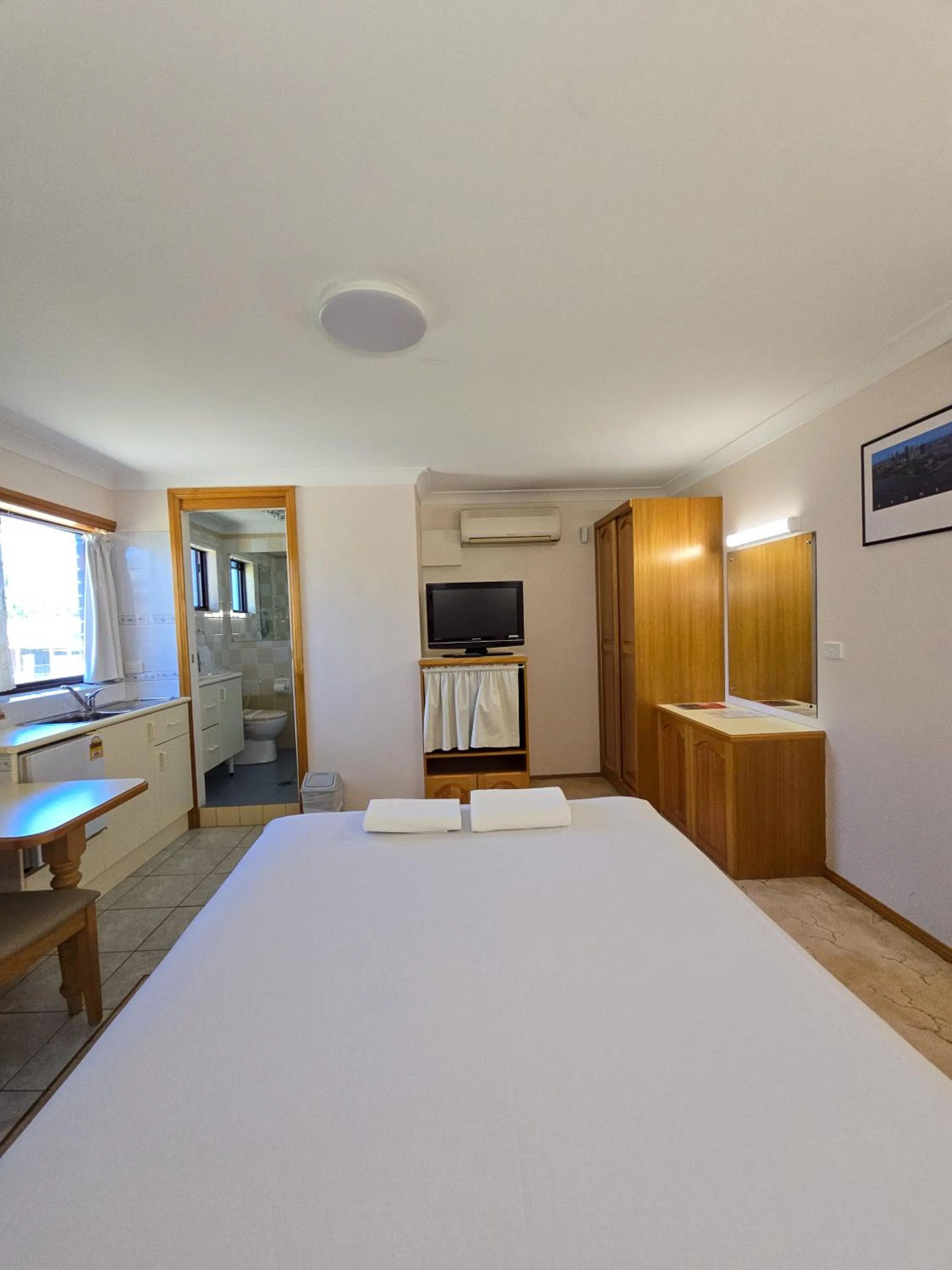 Bed in Tumut Valley Motel Pet Friendly