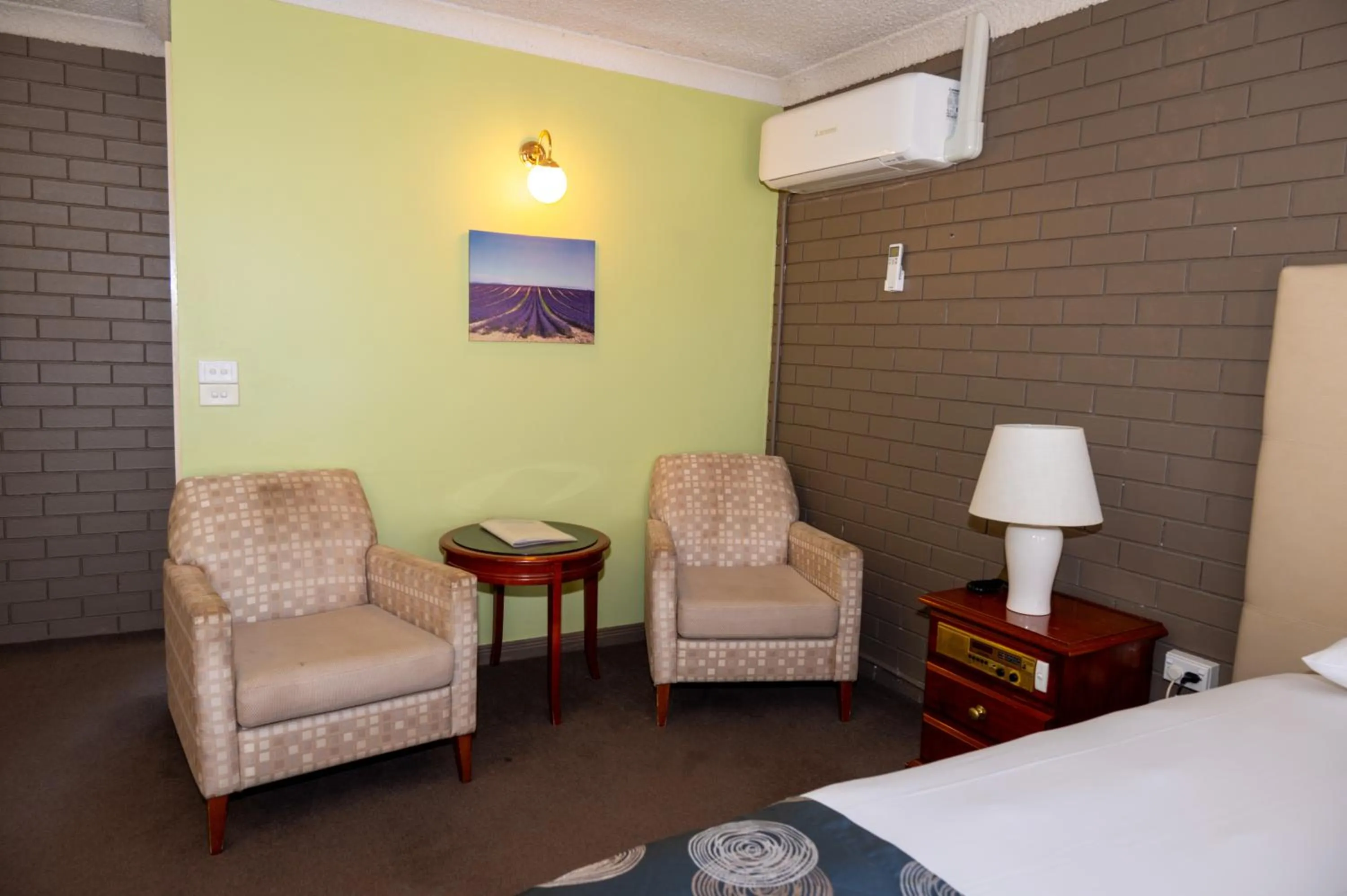 Bed in Tumut Valley Motel Pet Friendly