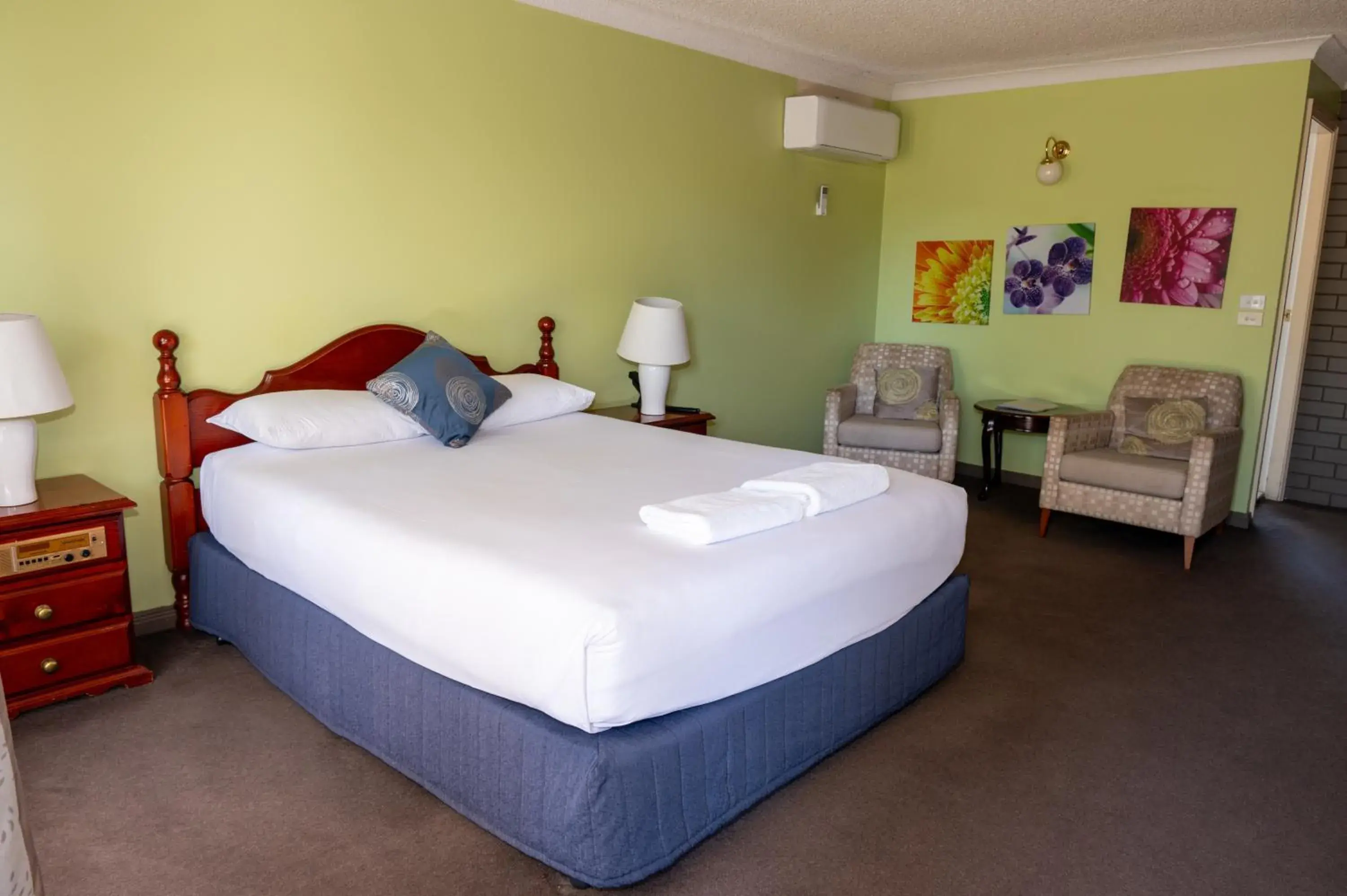 Queen Room with Spa Bath in Tumut Valley Motel Pet Friendly Queen Room with Spa Bath in Tumut Valley Motel Pet Friendly