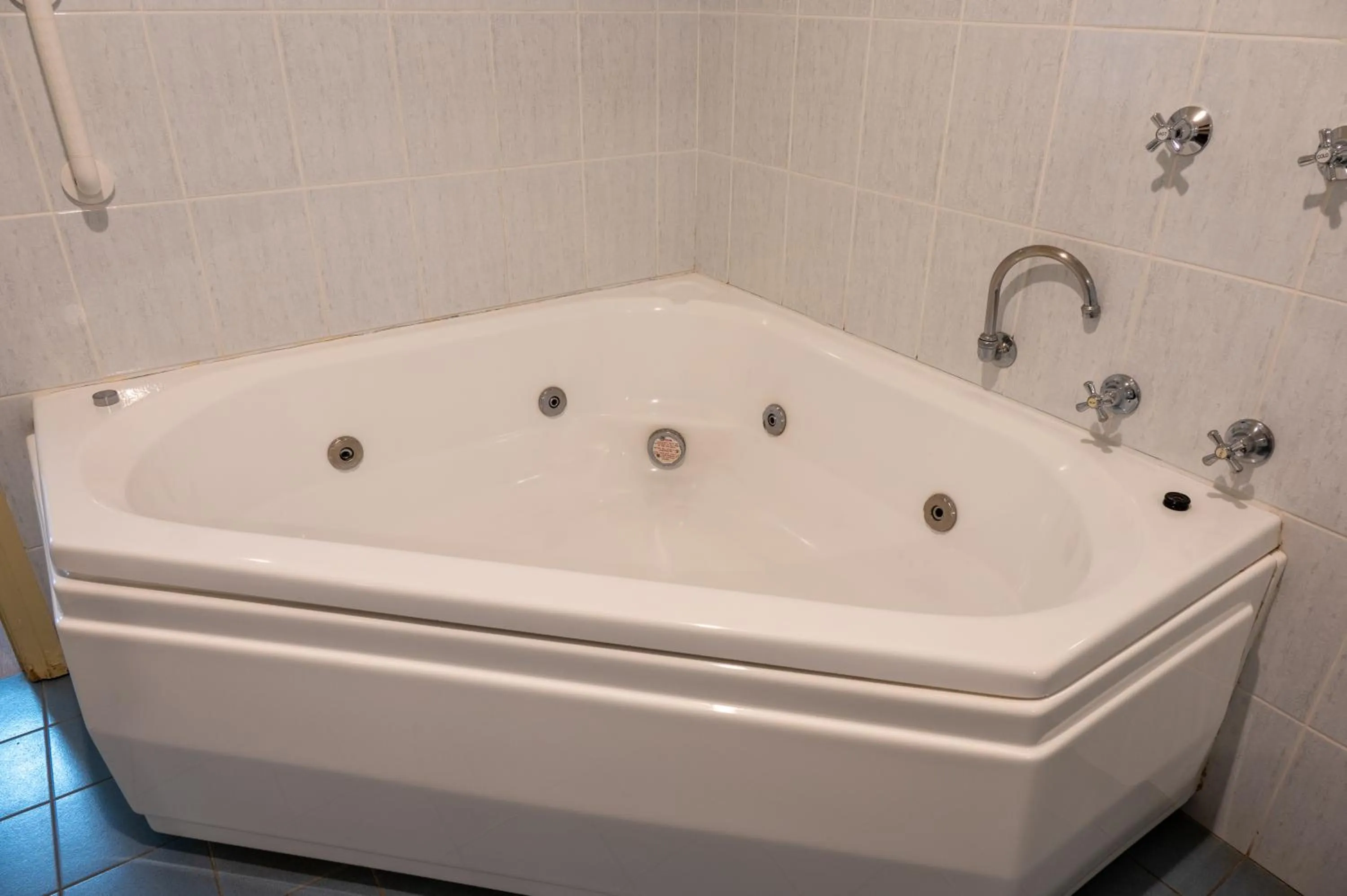 Bathroom in Tumut Valley Motel Pet Friendly