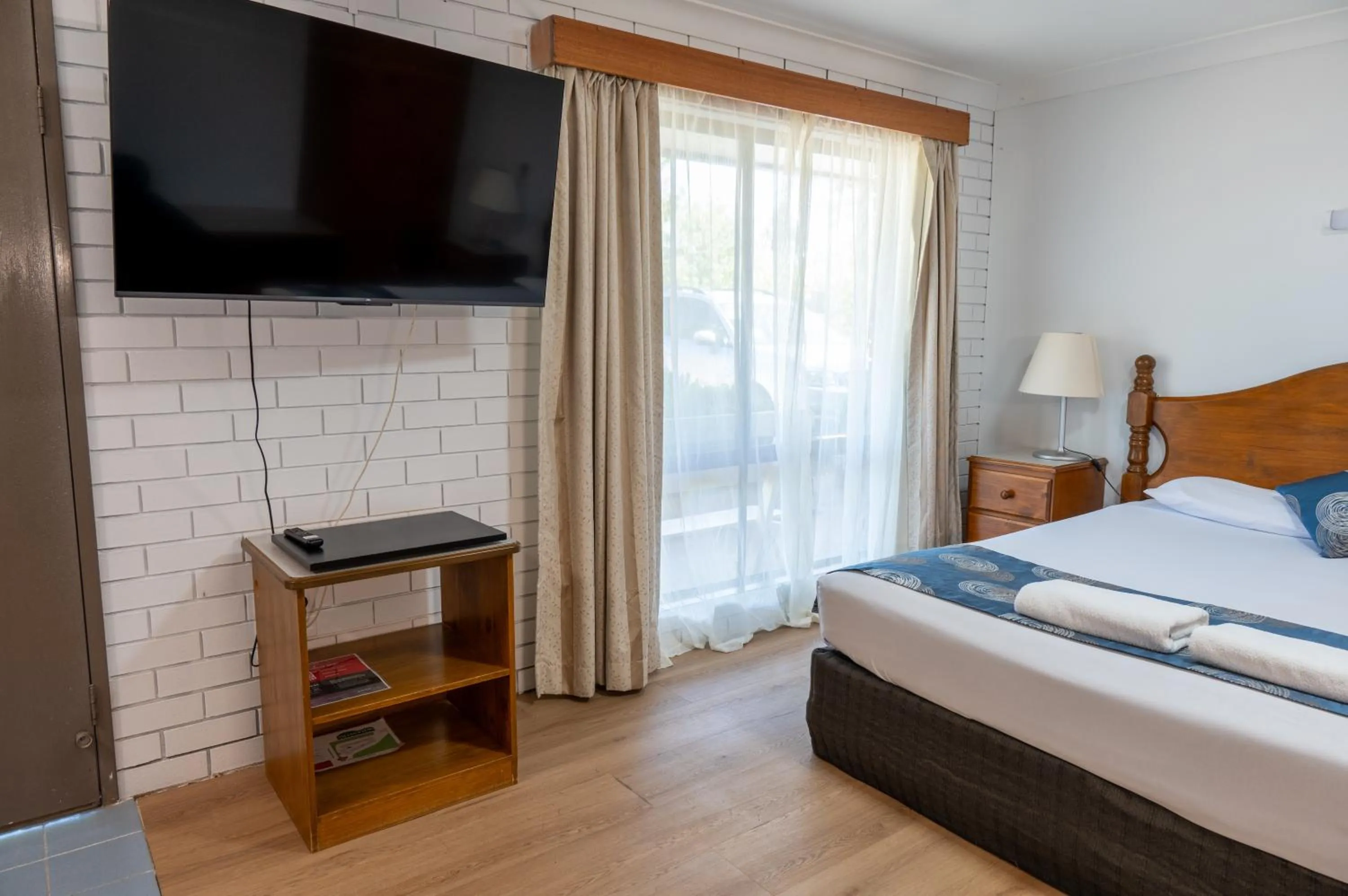 Bed in Tumut Valley Motel Pet Friendly