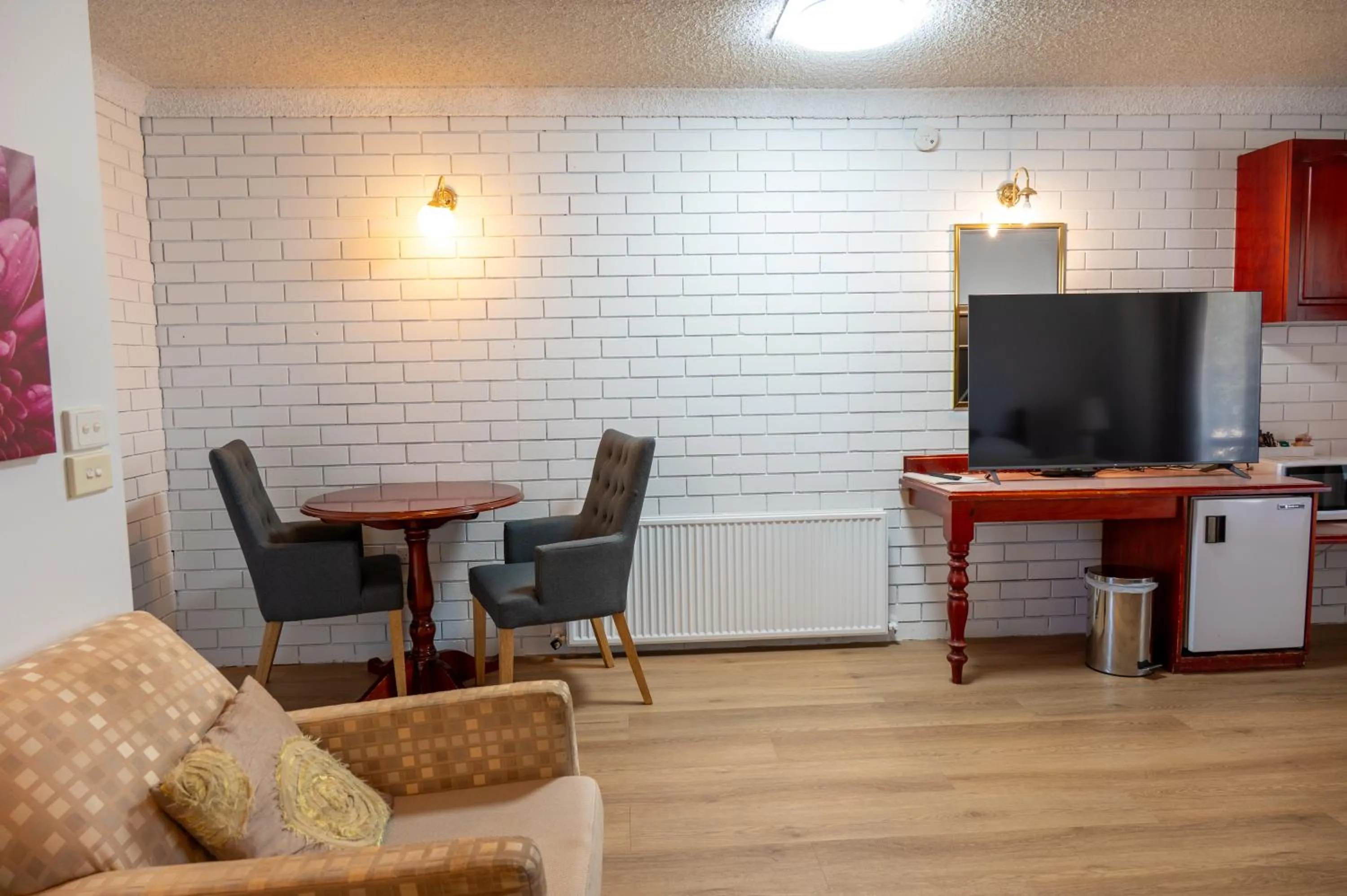 TV and multimedia in Tumut Valley Motel Pet Friendly