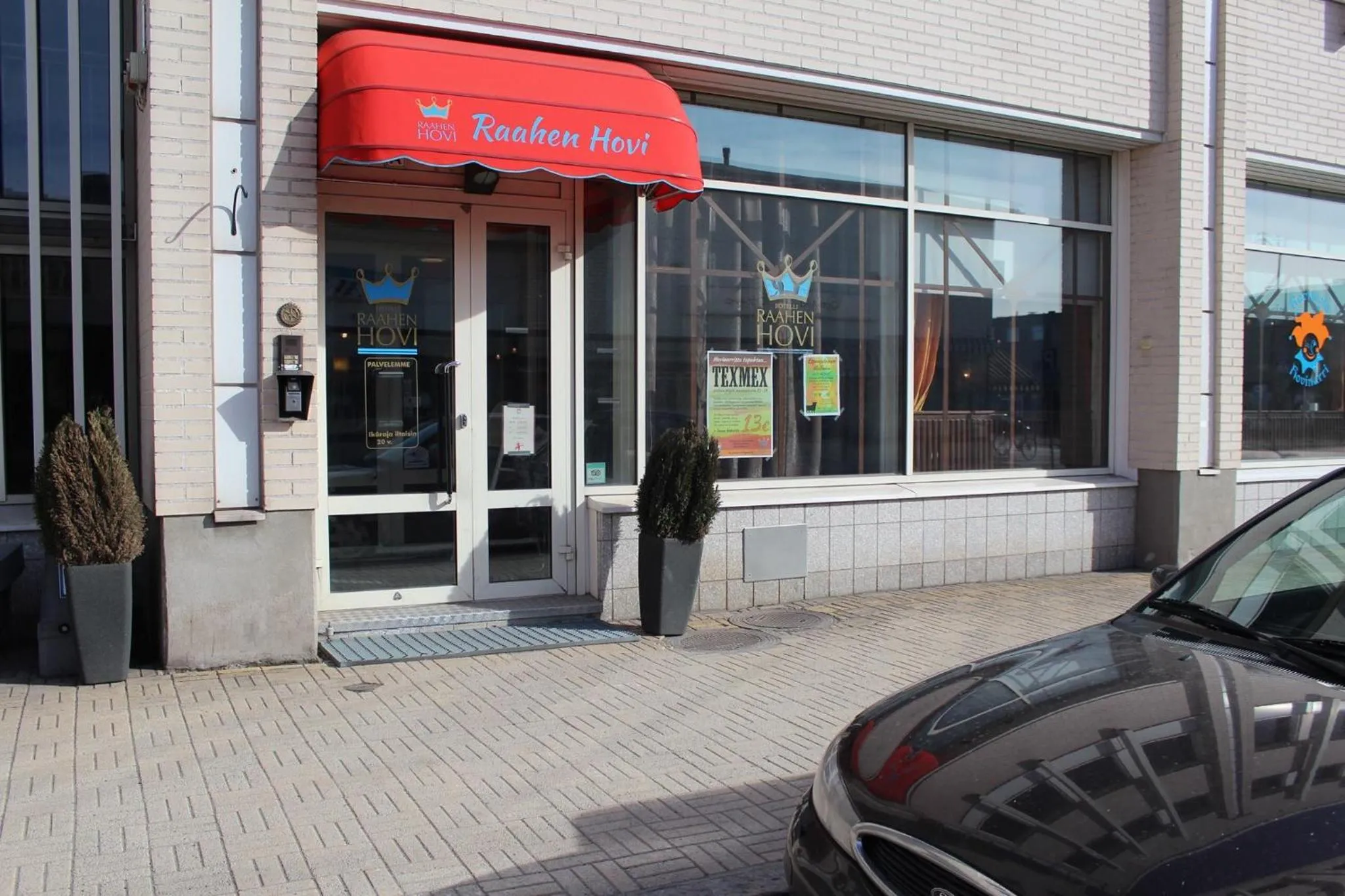 Facade/entrance in Hotelli Raahen Hovi