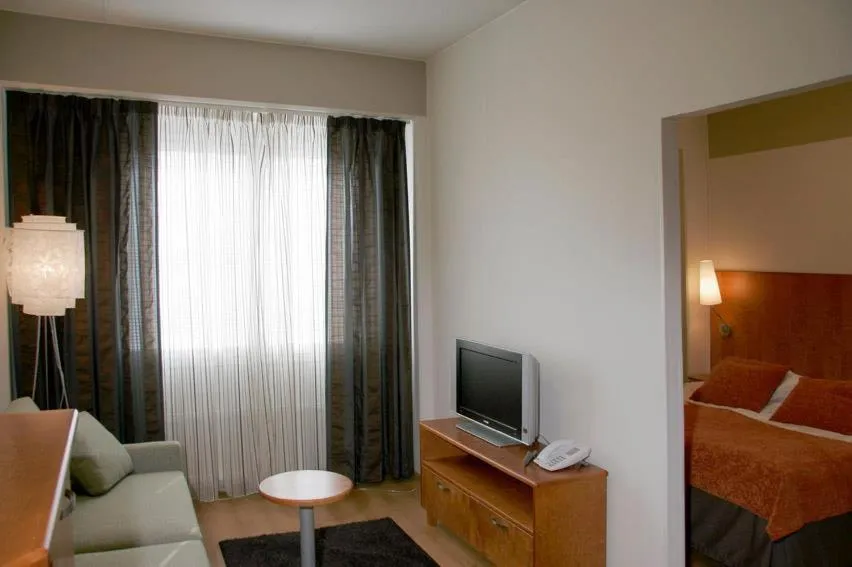 Living room, Bed in Hotelli Raahen Hovi