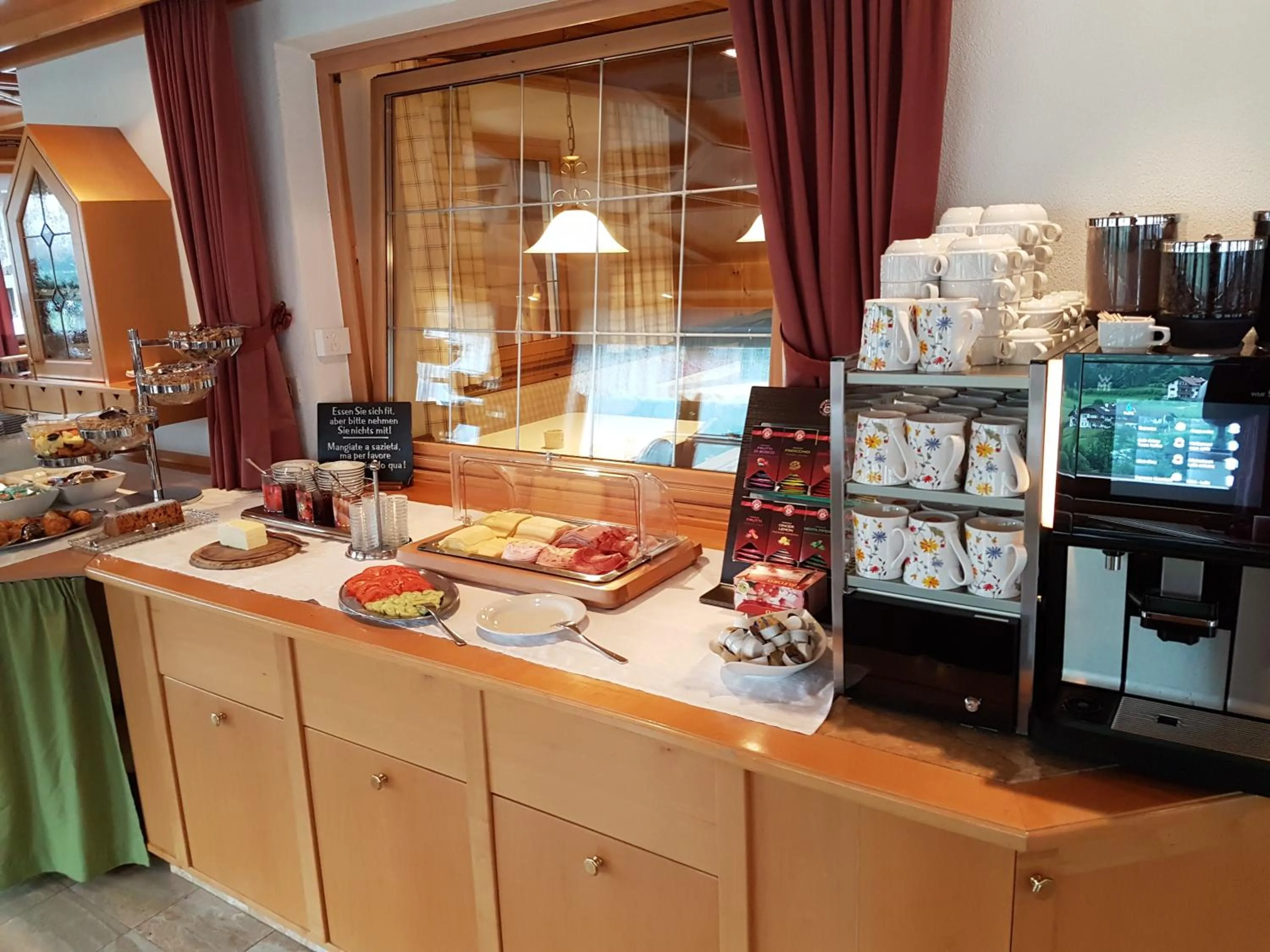 Buffet breakfast in Hotel Foestlerhof