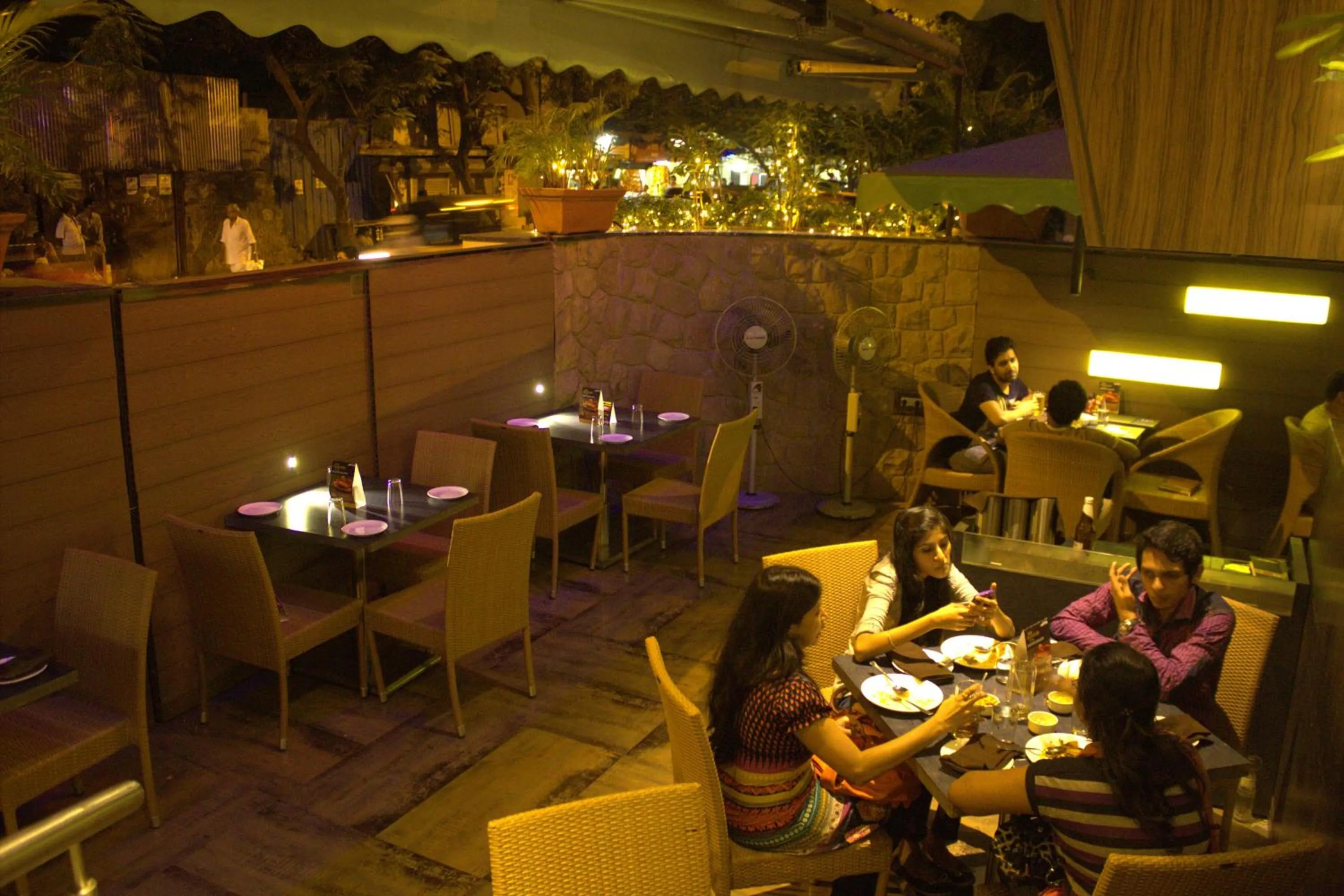 Restaurant/places to eat in Hotel Oriental Aster - Mumbai International Airport