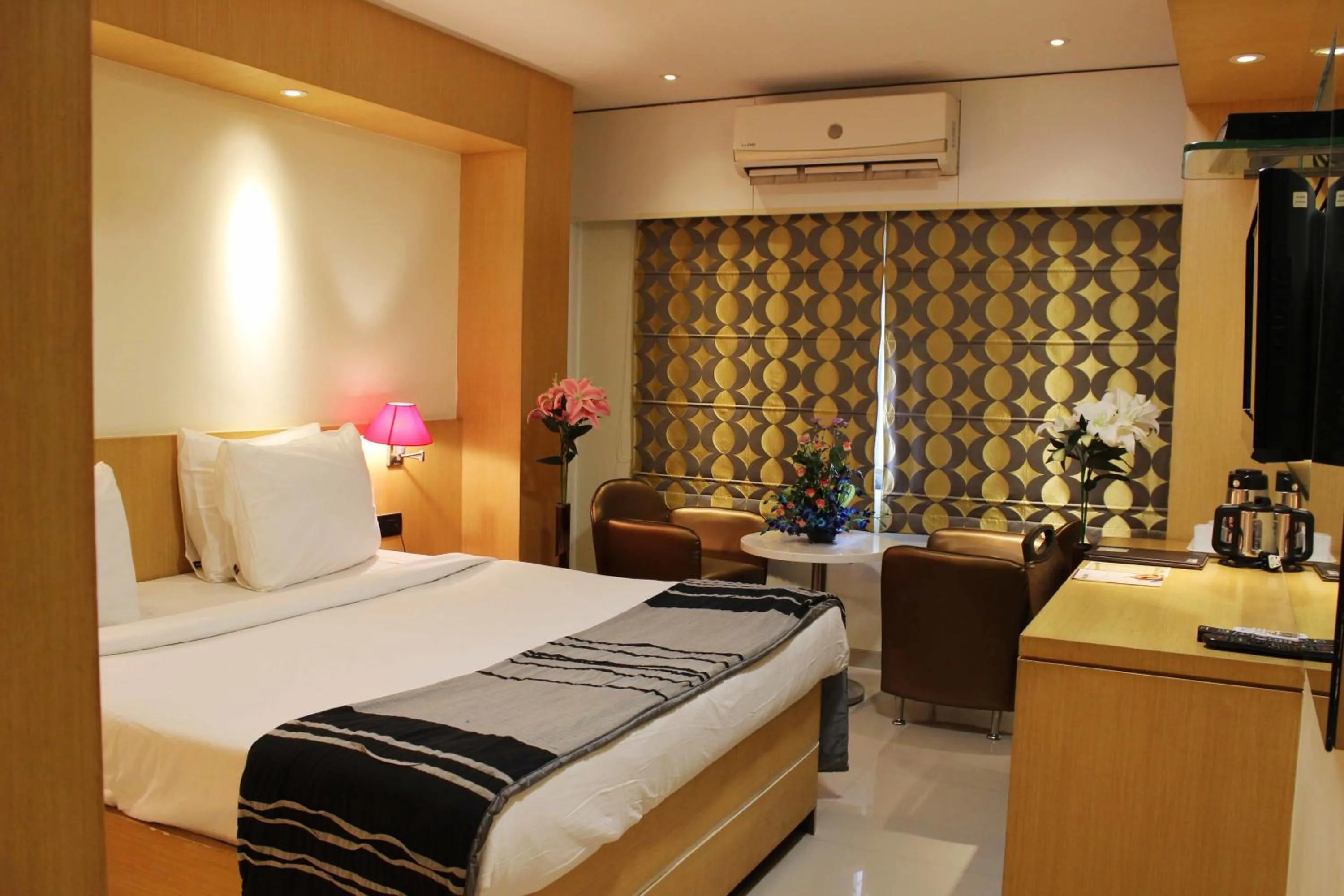 Photo of the whole room, Bed in Hotel Oriental Aster - Mumbai International Airport