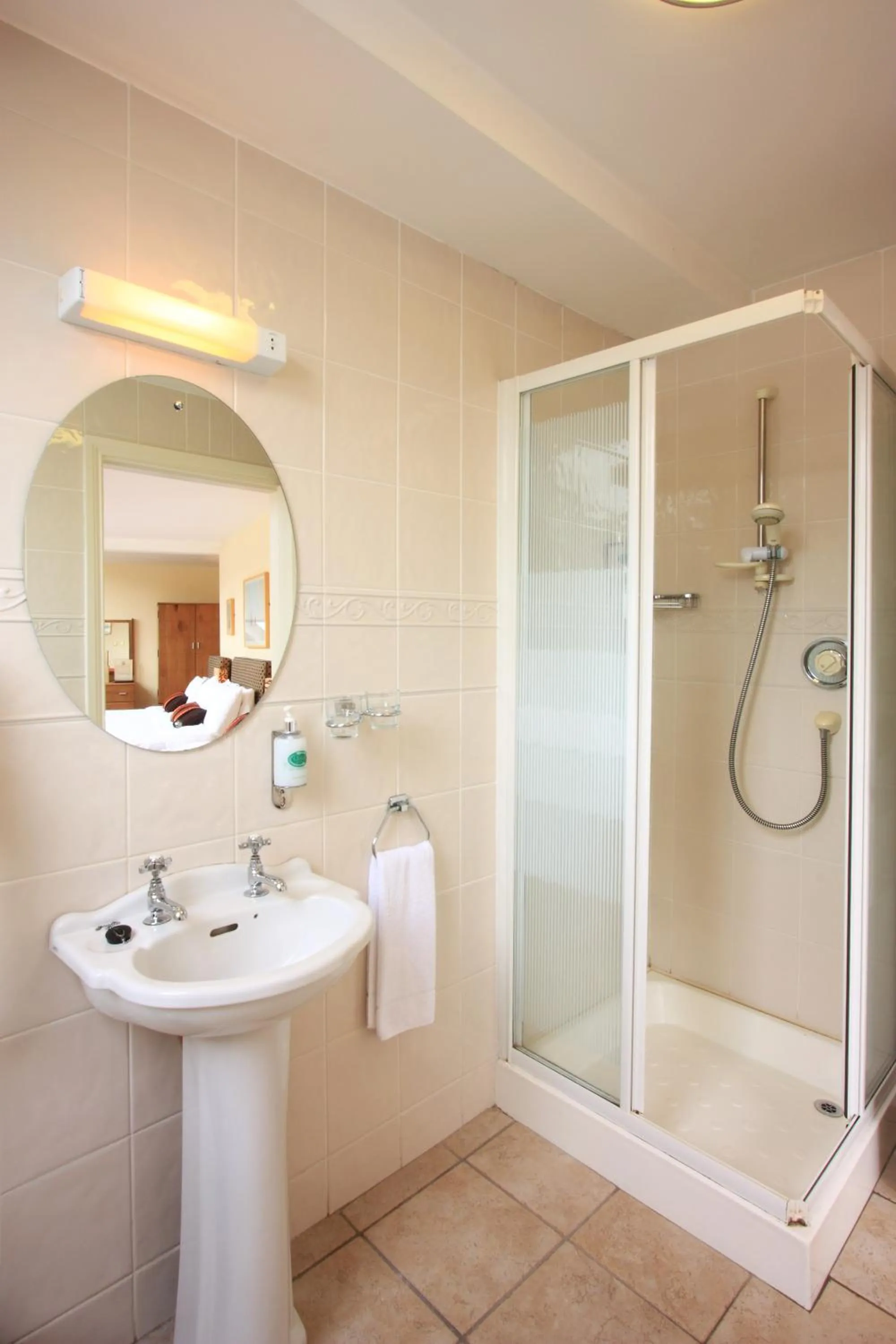 Shower in O'Donnabhain's