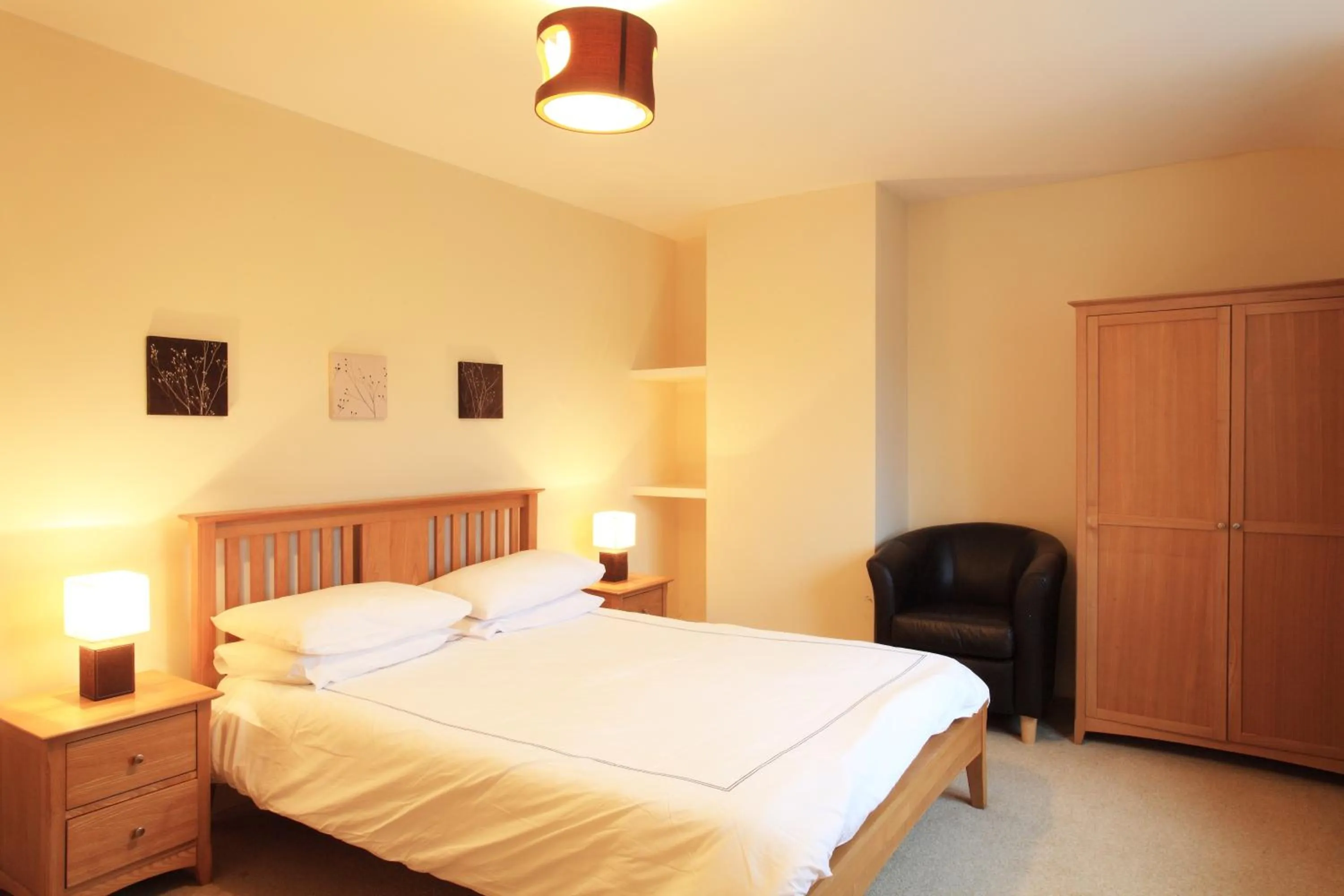 Bedroom, Bed in O'Donnabhain's