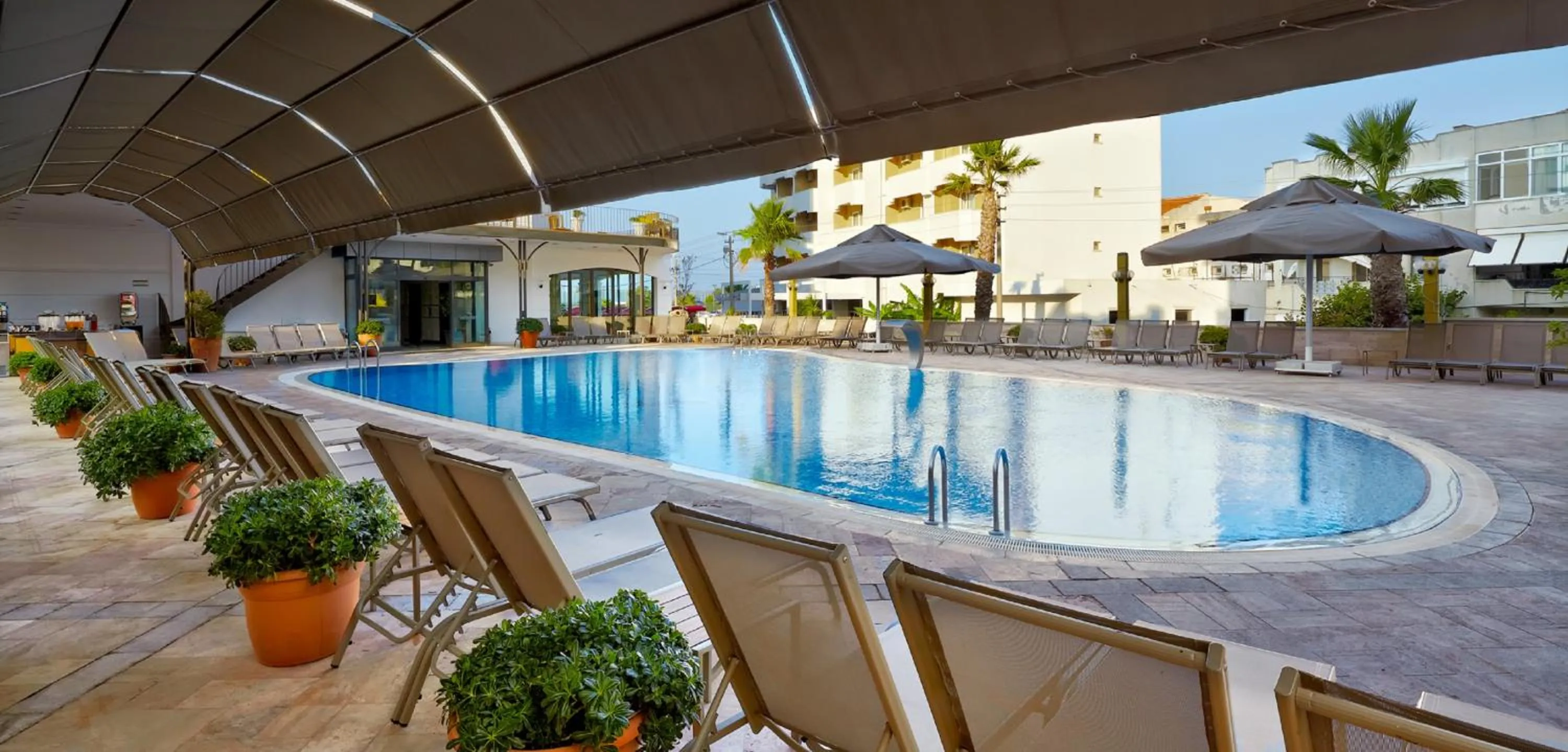 Swimming pool in Ayvalik Cinar Hotel