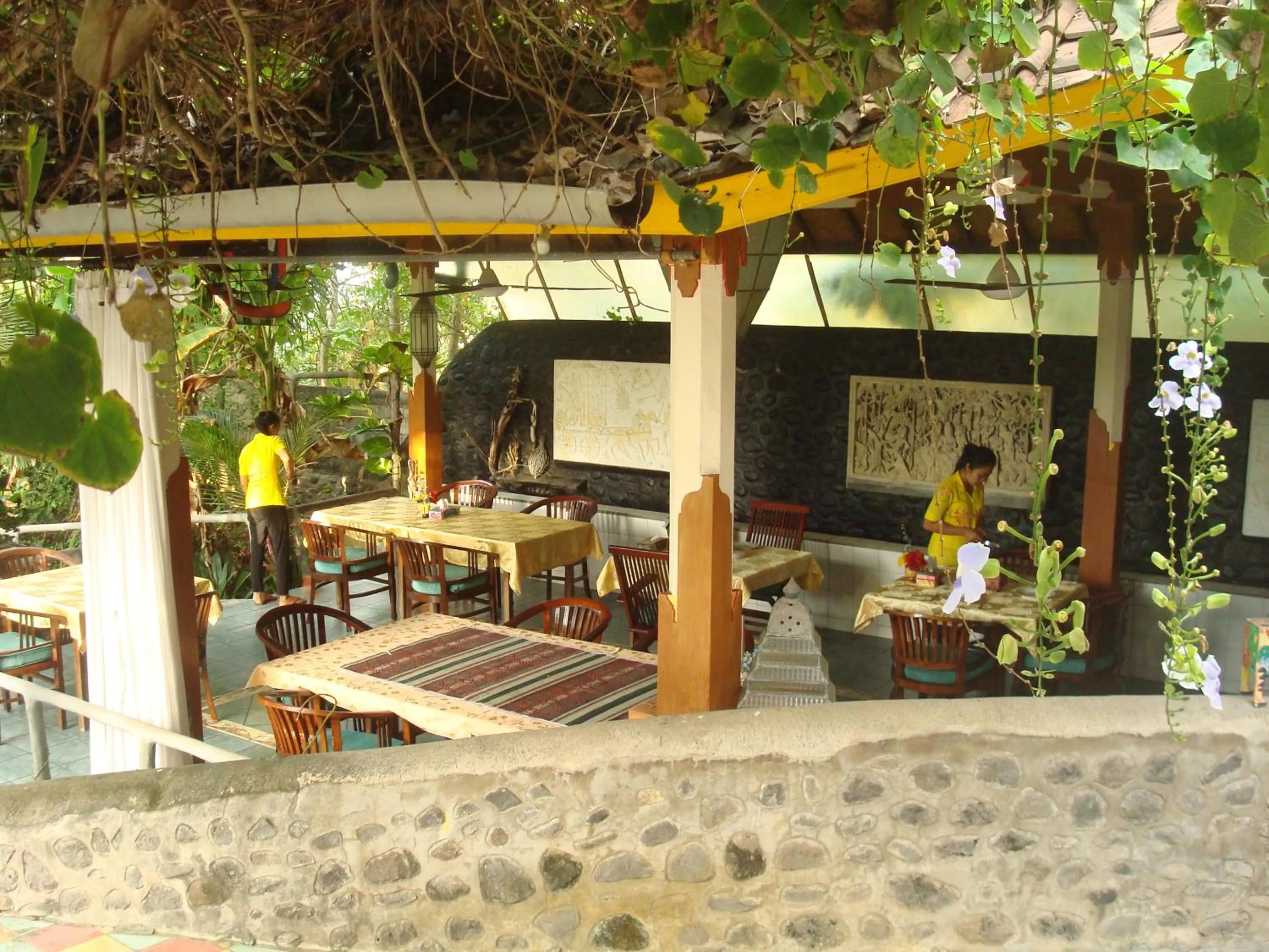 Restaurant/places to eat in Villa Arjuna