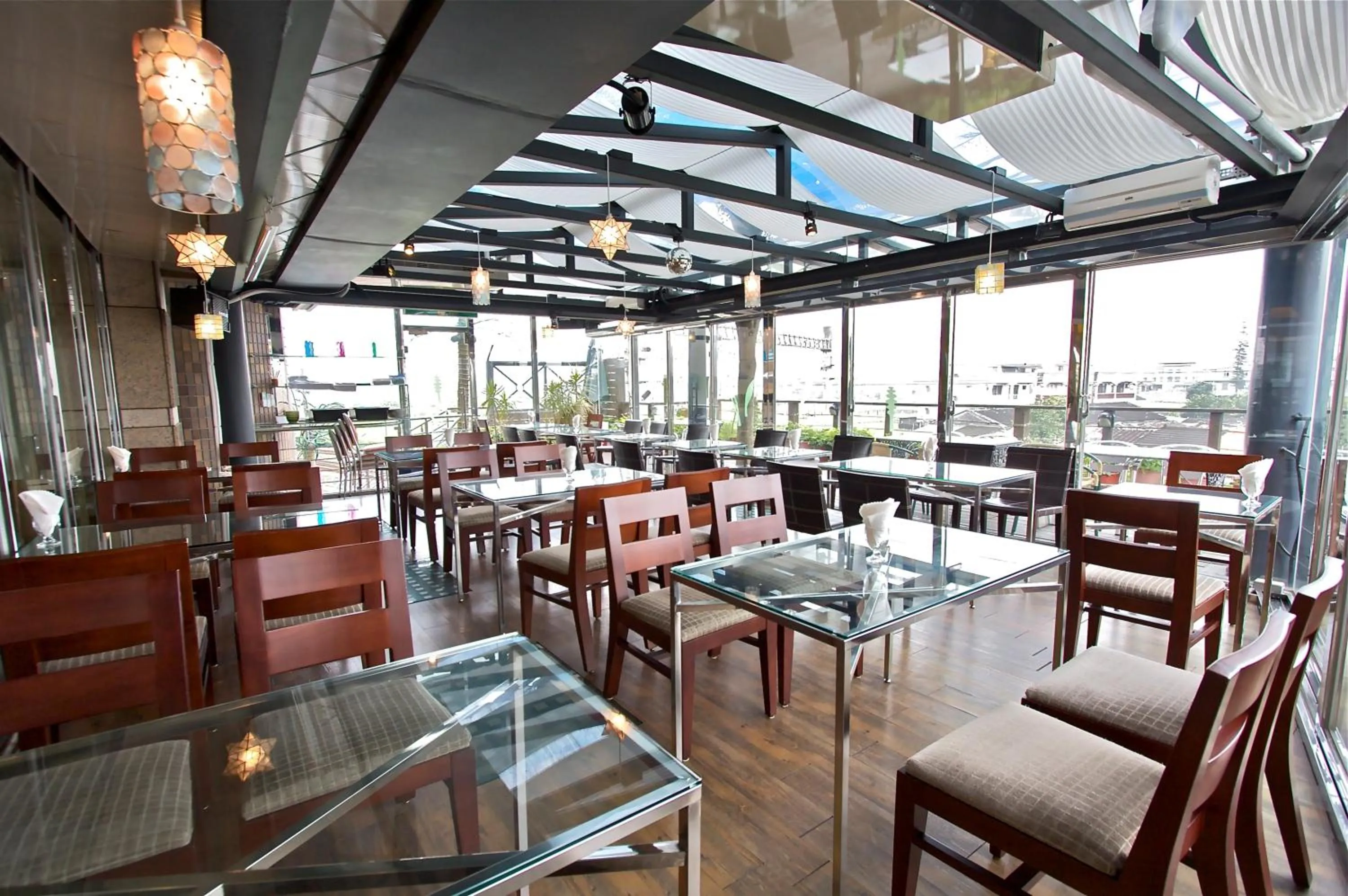 Restaurant/places to eat in Hotel Les Champs