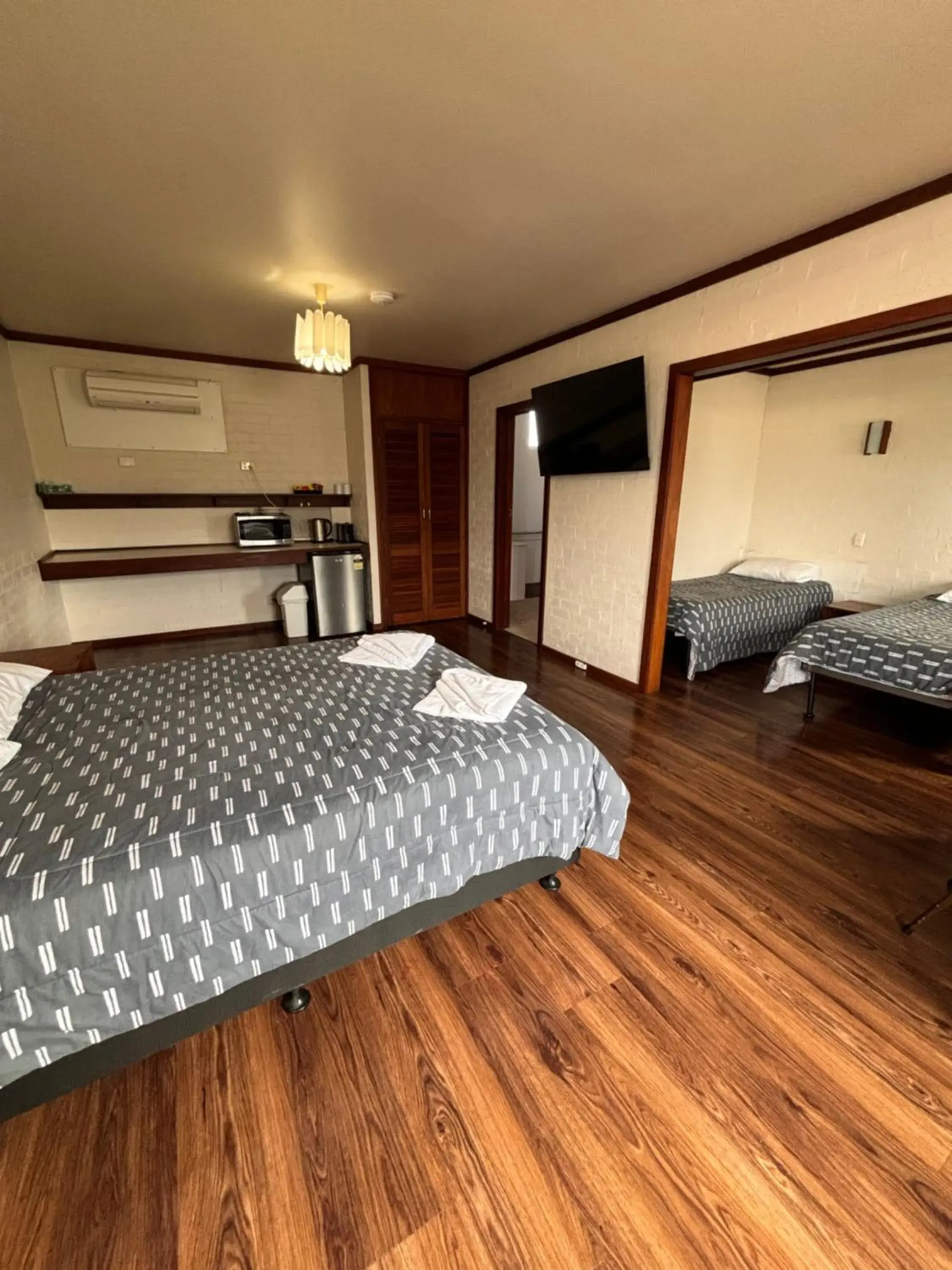 Family Room with Ensuite in The Club Hotel Collie Family Room with Ensuite in The Club Hotel Collie