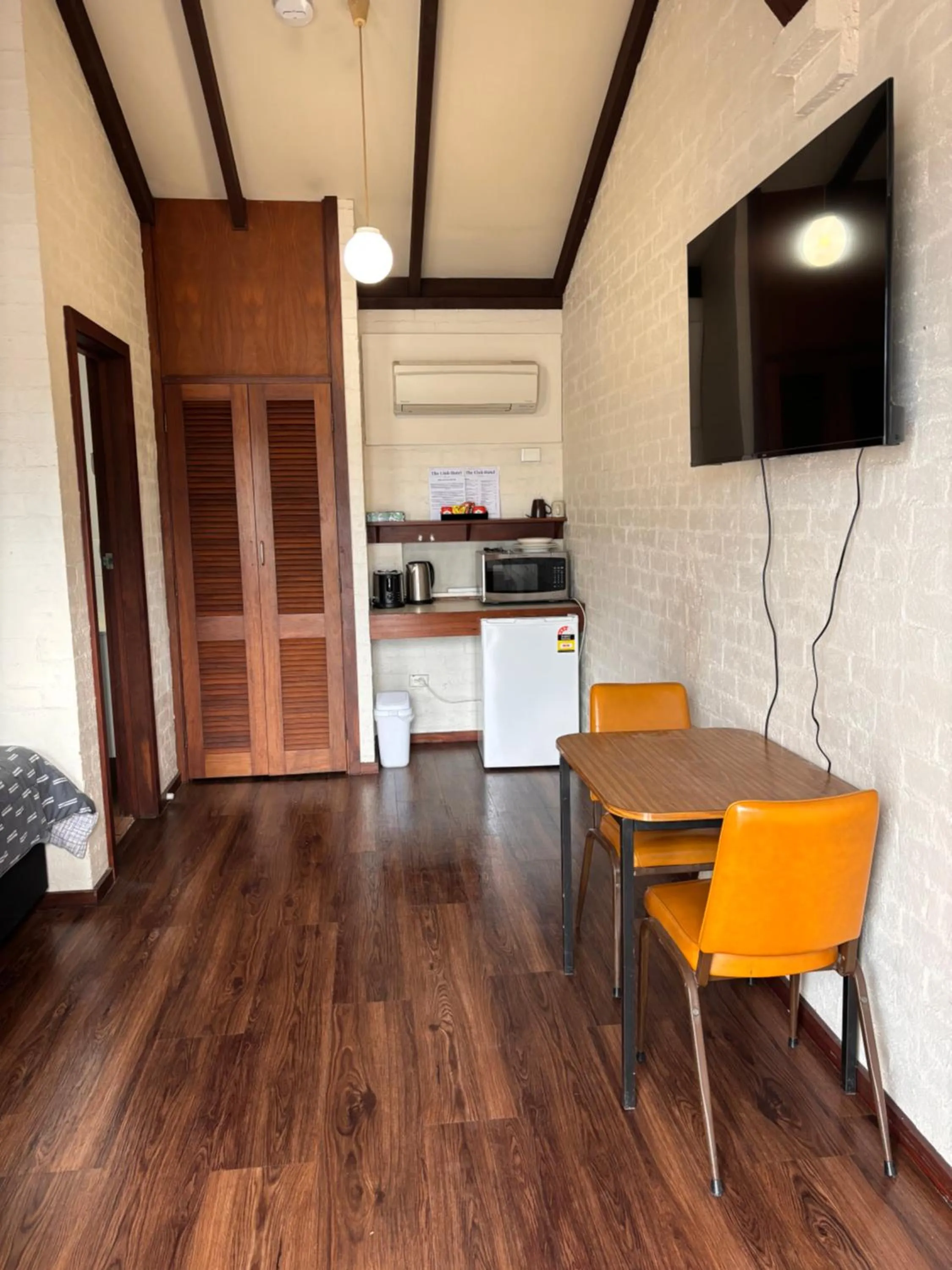 Queen Room with Ensuite in The Club Hotel Collie