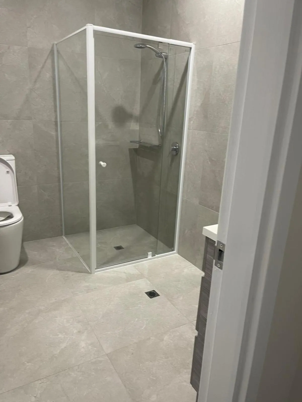 Shower in The Club Hotel Collie