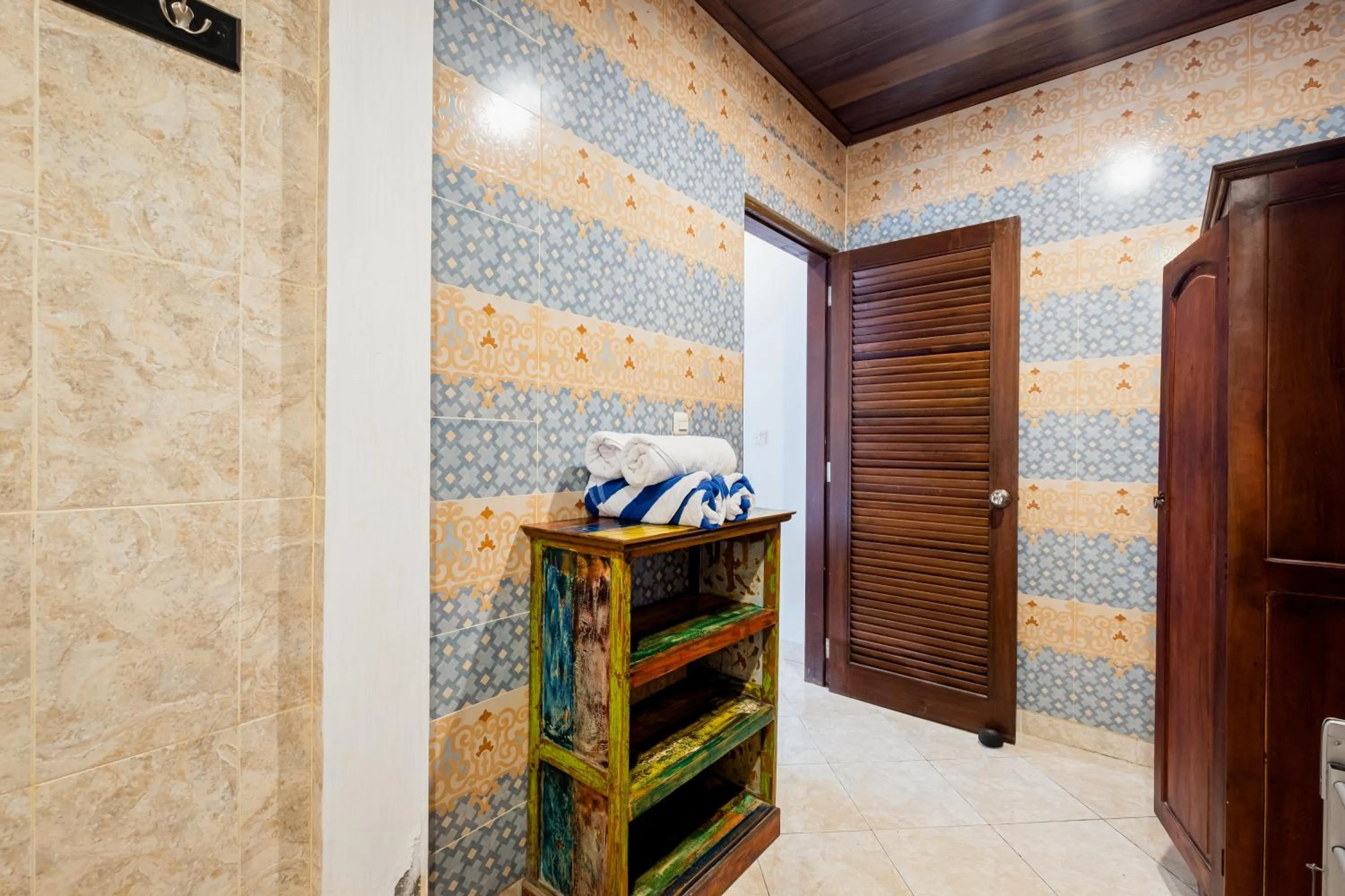 wardrobe in Pukakoo Villas and Suite by Supala