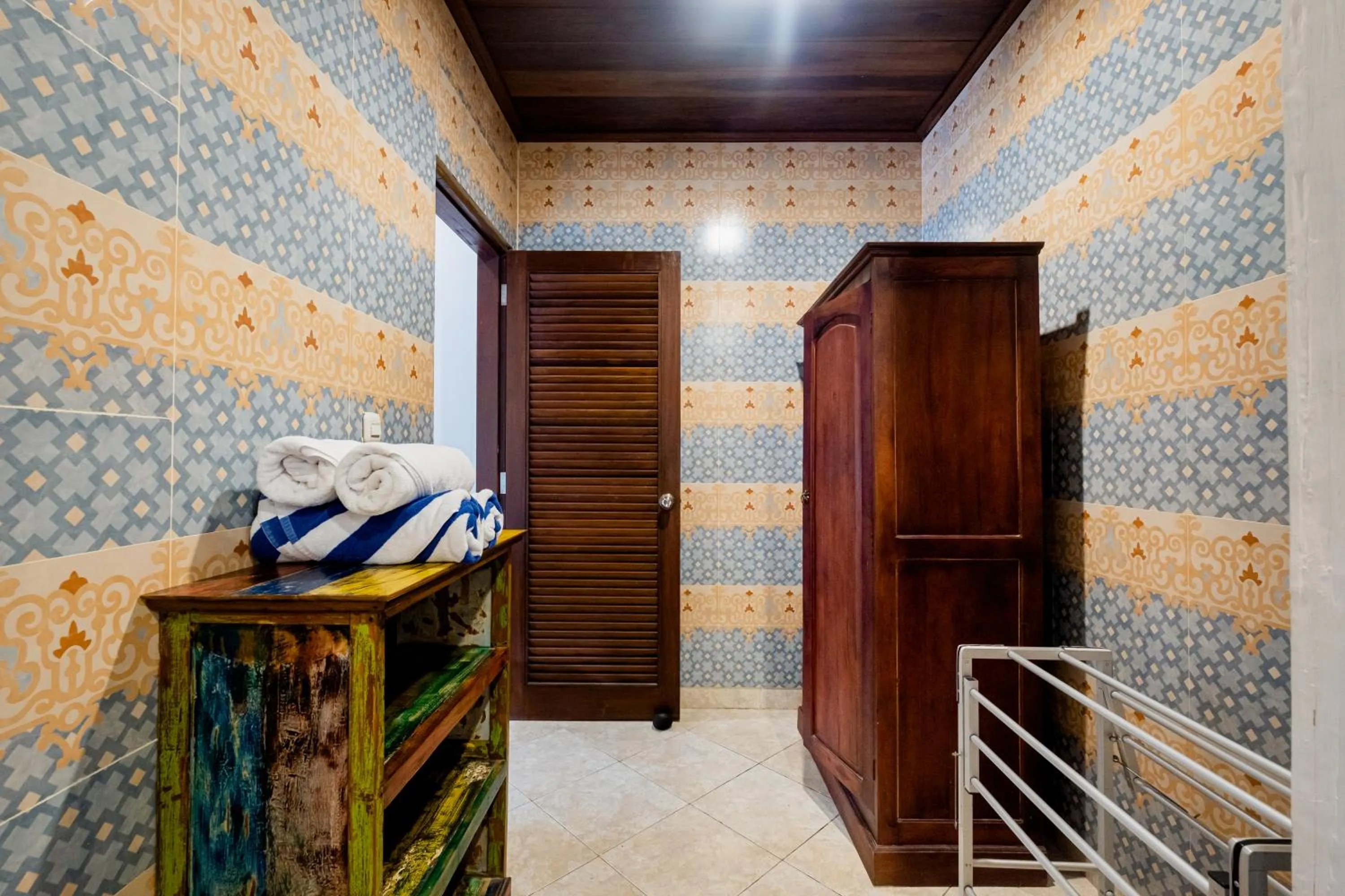 wardrobe in Pukakoo Villas and Suite by Supala