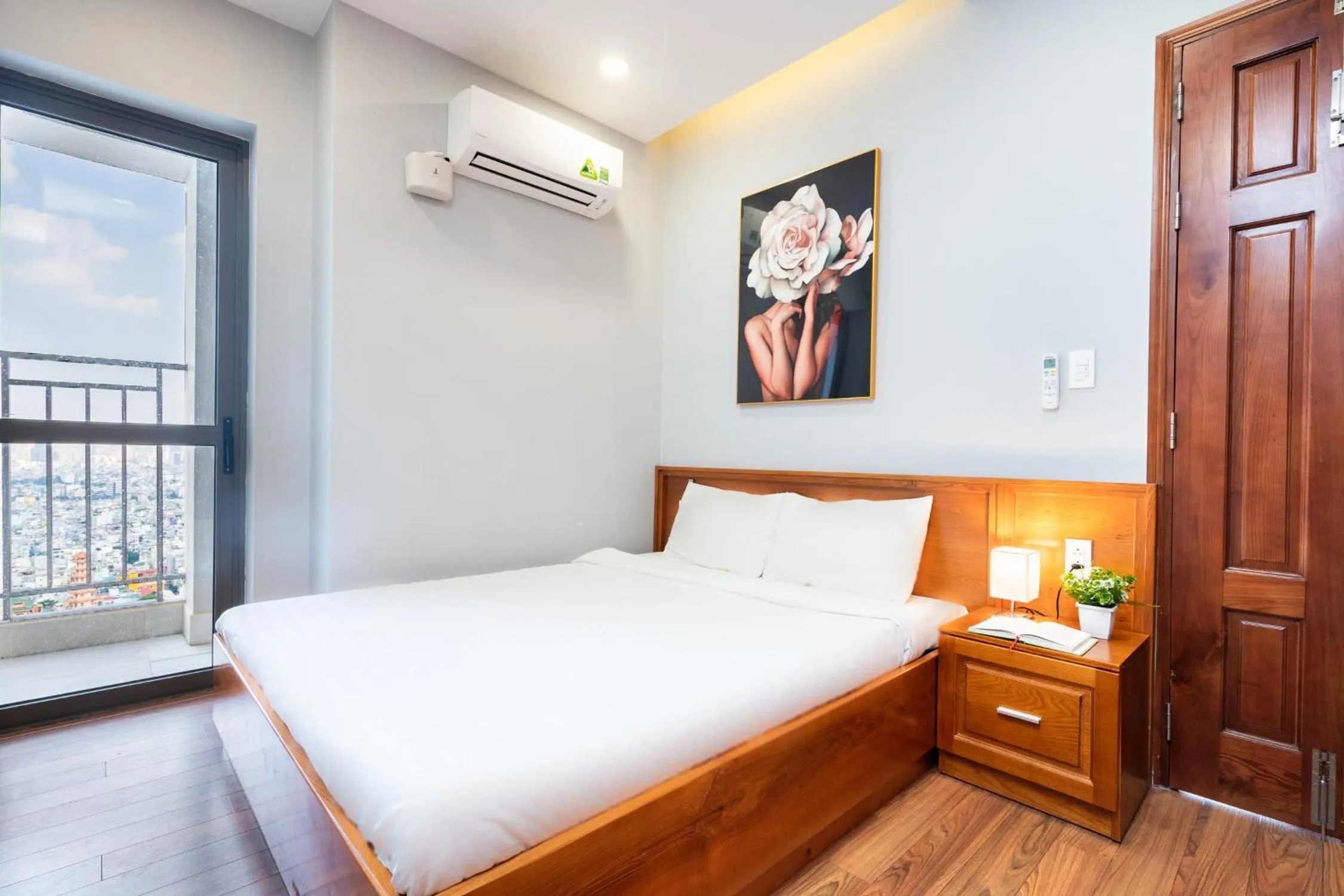 Bed in Infinity Pool Signature - Saigon Rivergate