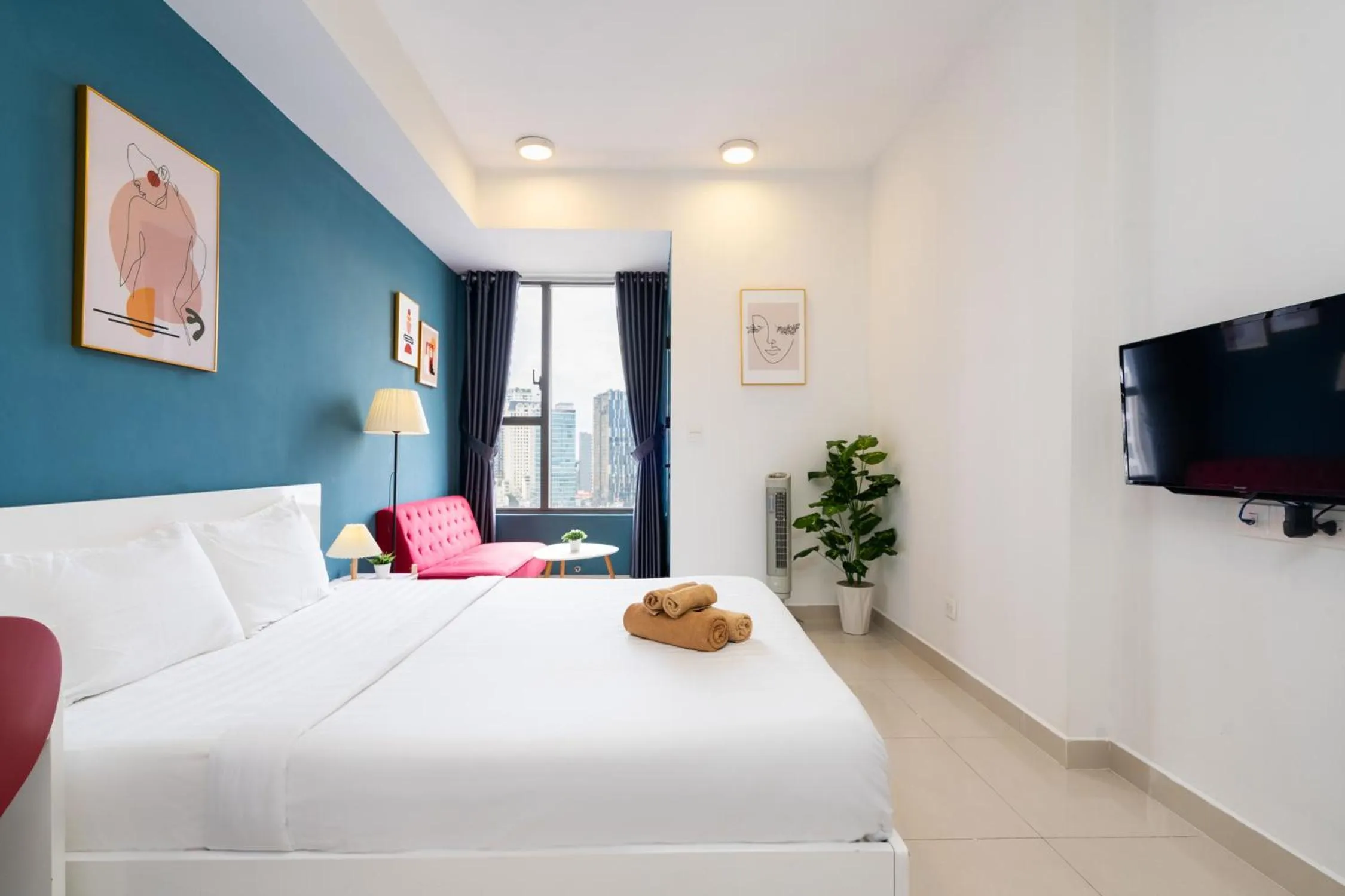 Bed in Infinity Pool Signature - Saigon Rivergate