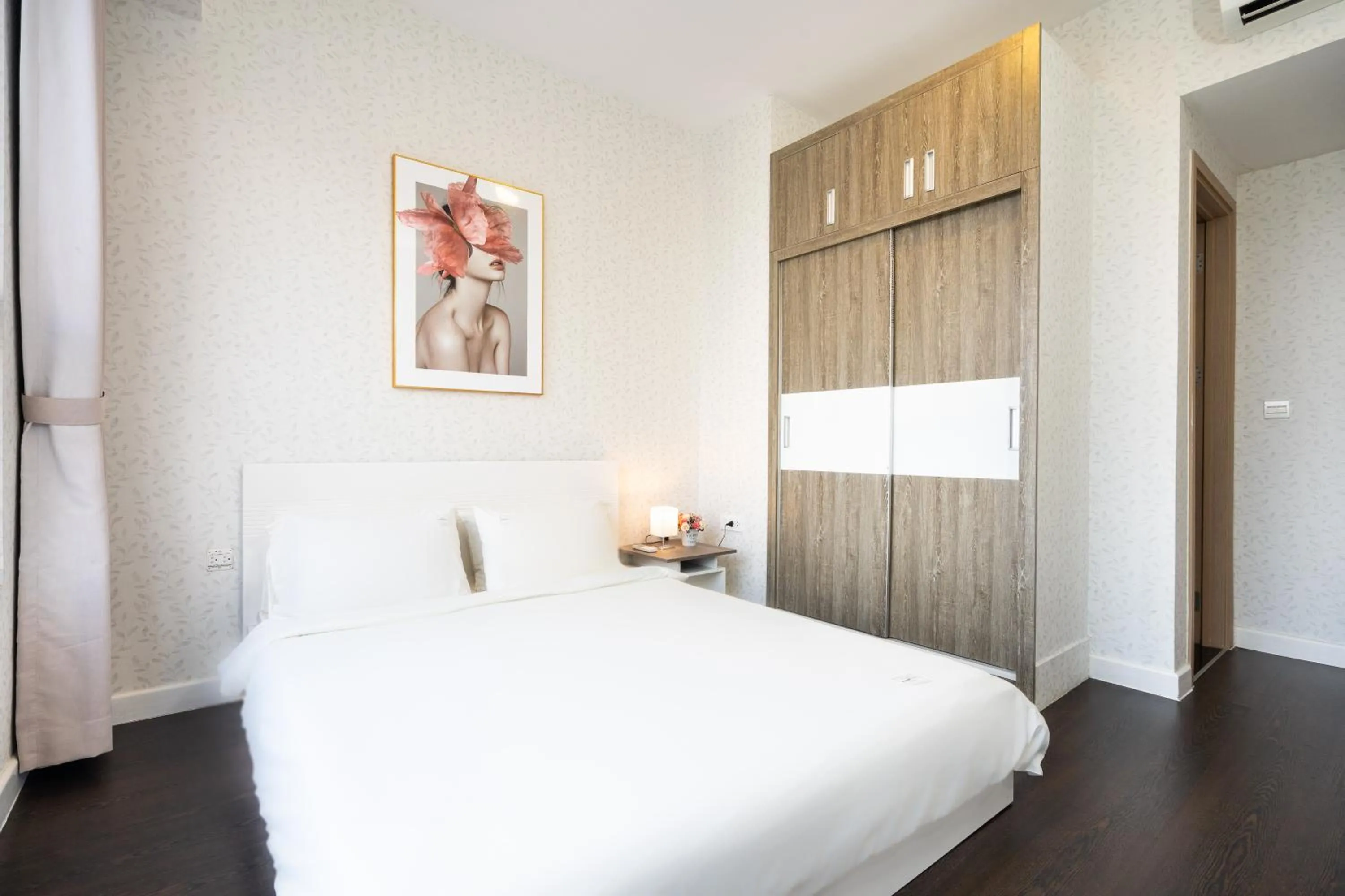 Bed in Infinity Pool Signature - Saigon Rivergate