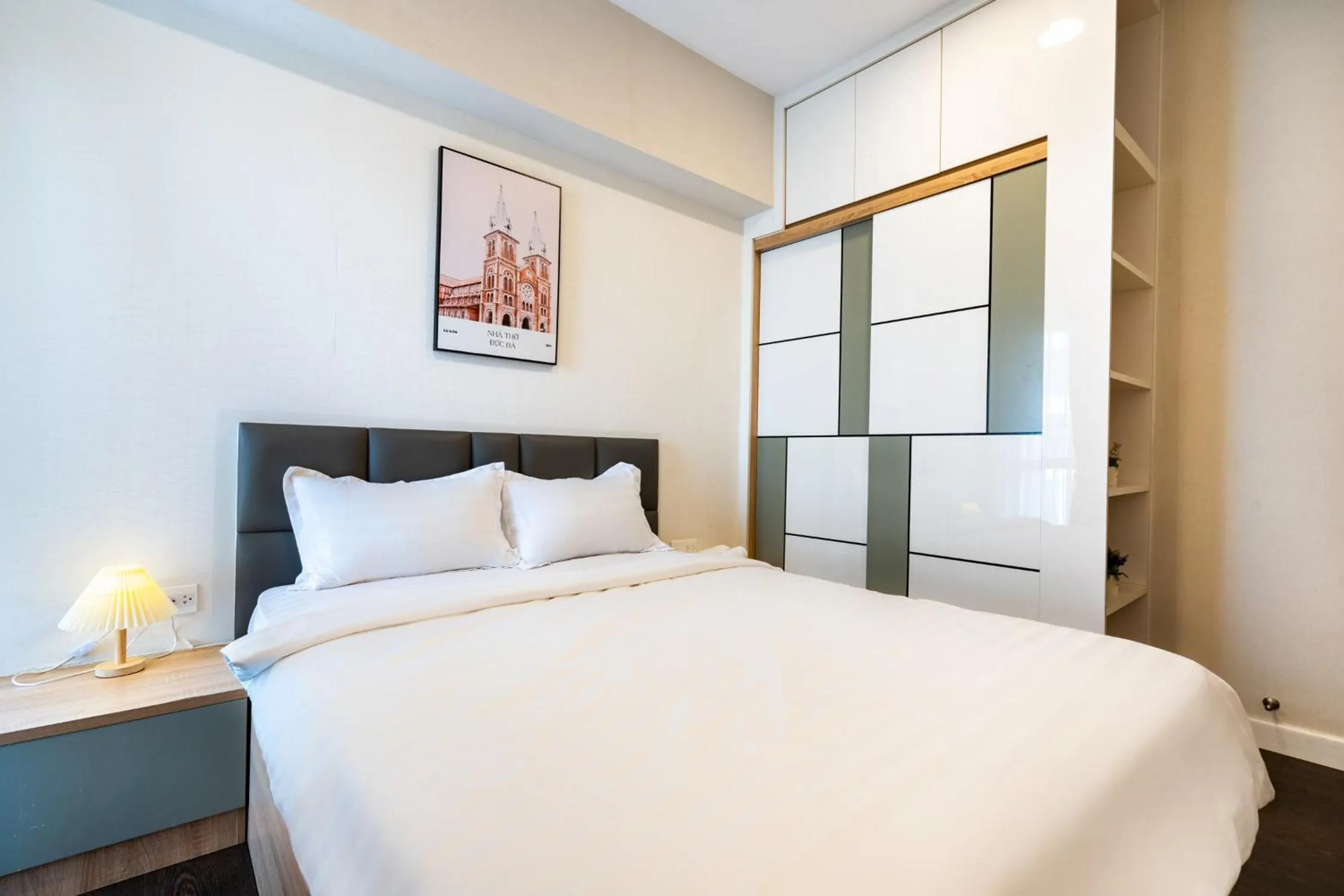 Bed in Infinity Pool Signature - Saigon Rivergate